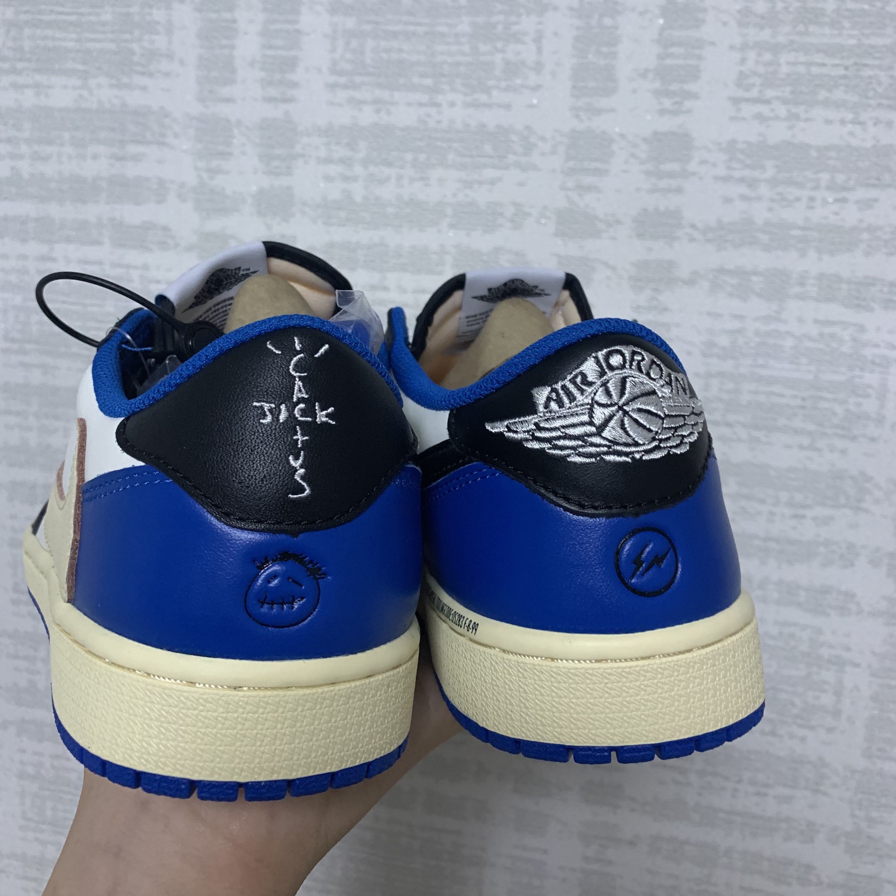Jordan 1 x Travis Scott x Fragment Retro Low OG SP Military Blue 착용 스타일 - 3