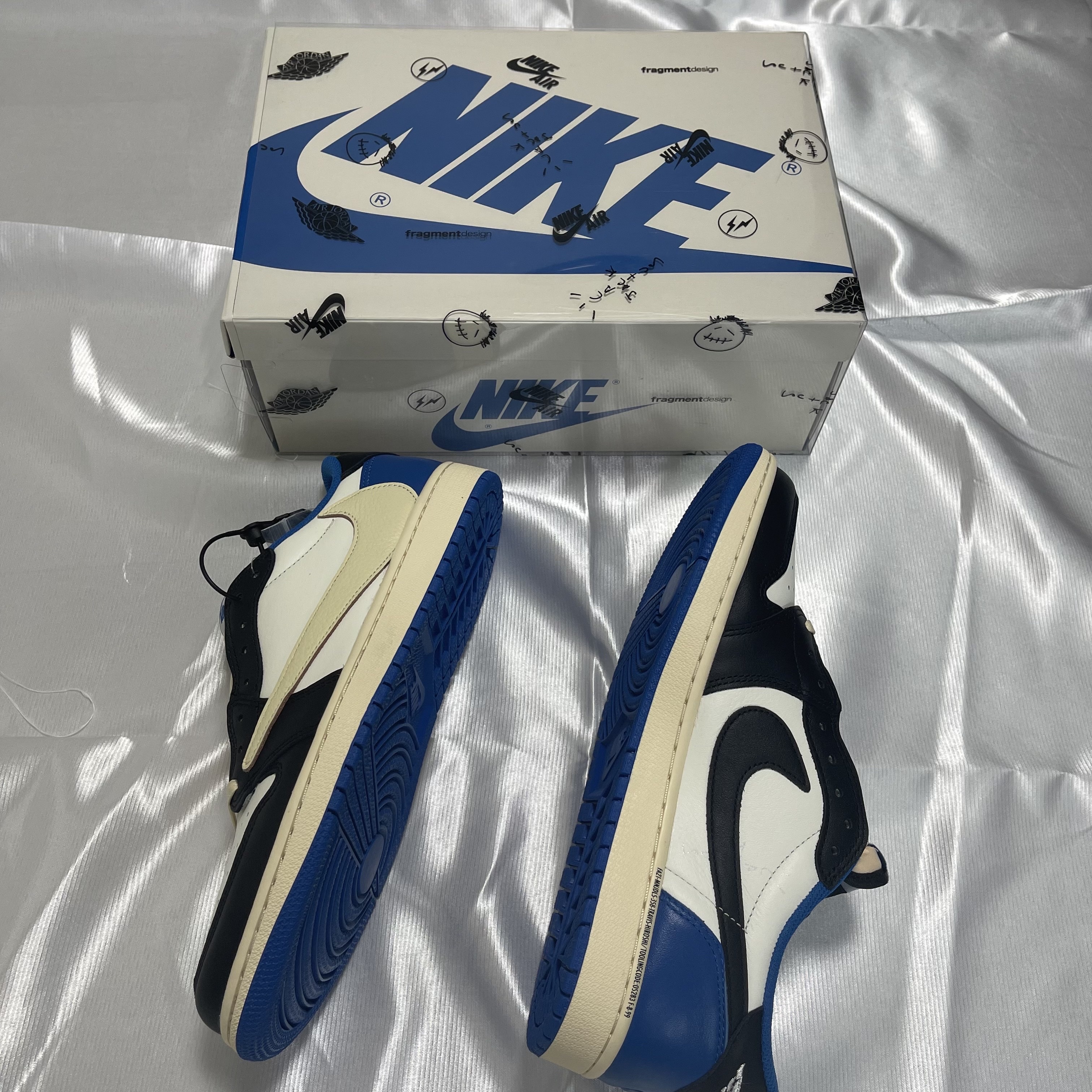 Jordan 1 x Travis Scott x Fragment Retro Low OG SP Military Blue, Jordan 1 x Travis Scott Retro High OG SP Mocha 착용 스타일 - 1
