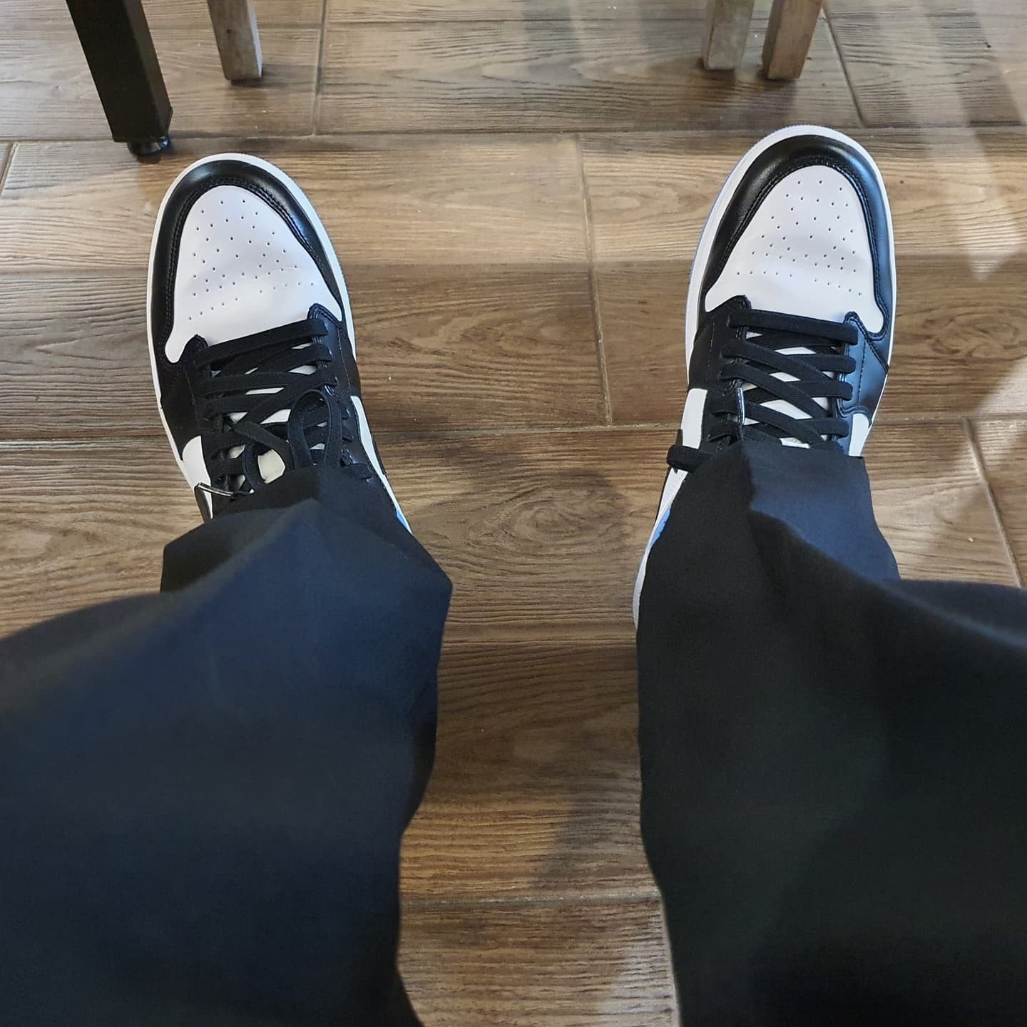 (W) Jordan 1 Mid White Black University Blue 착용 스타일 - 1