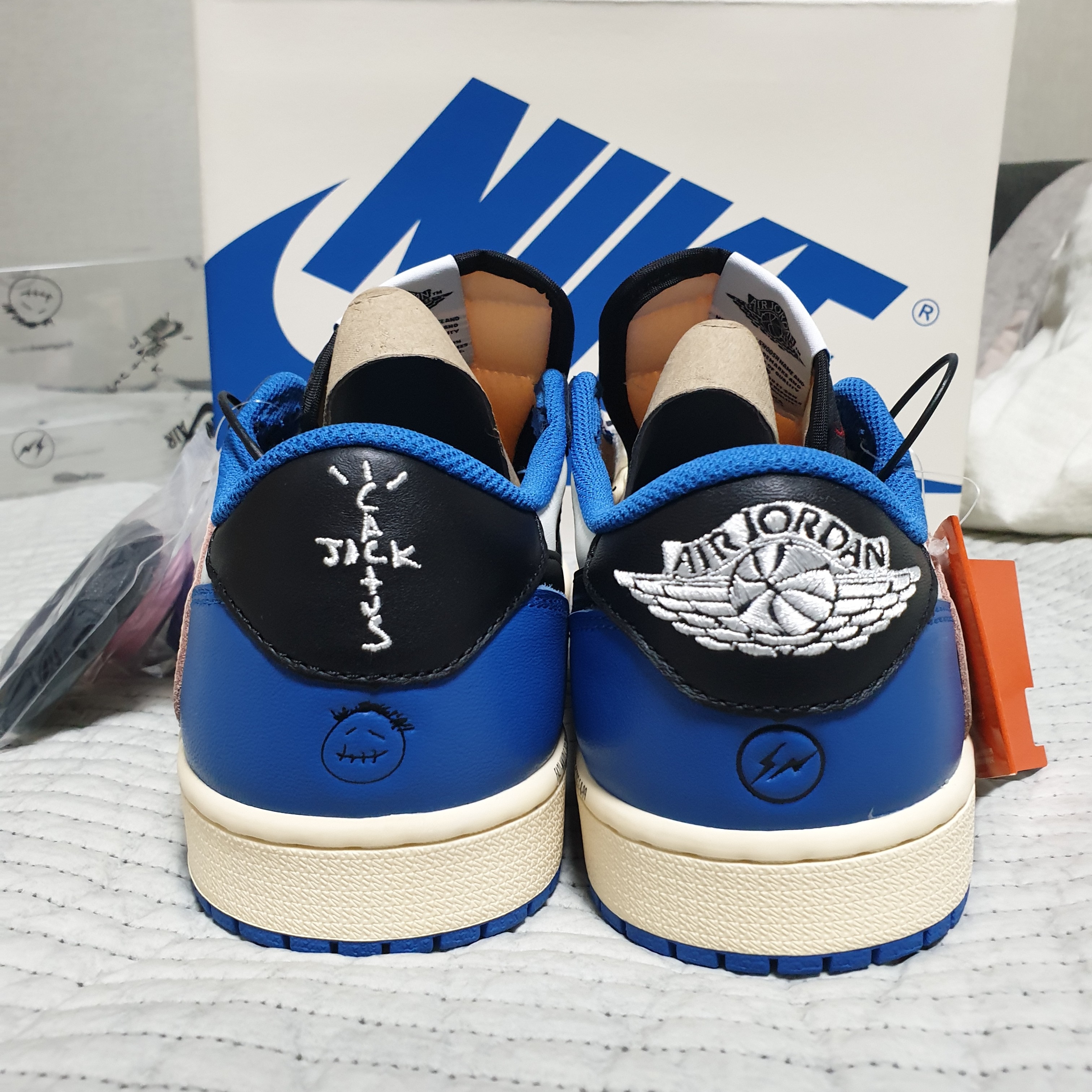 Jordan 1 x Travis Scott x Fragment Retro Low OG SP Military Blue 착용 스타일 - 3