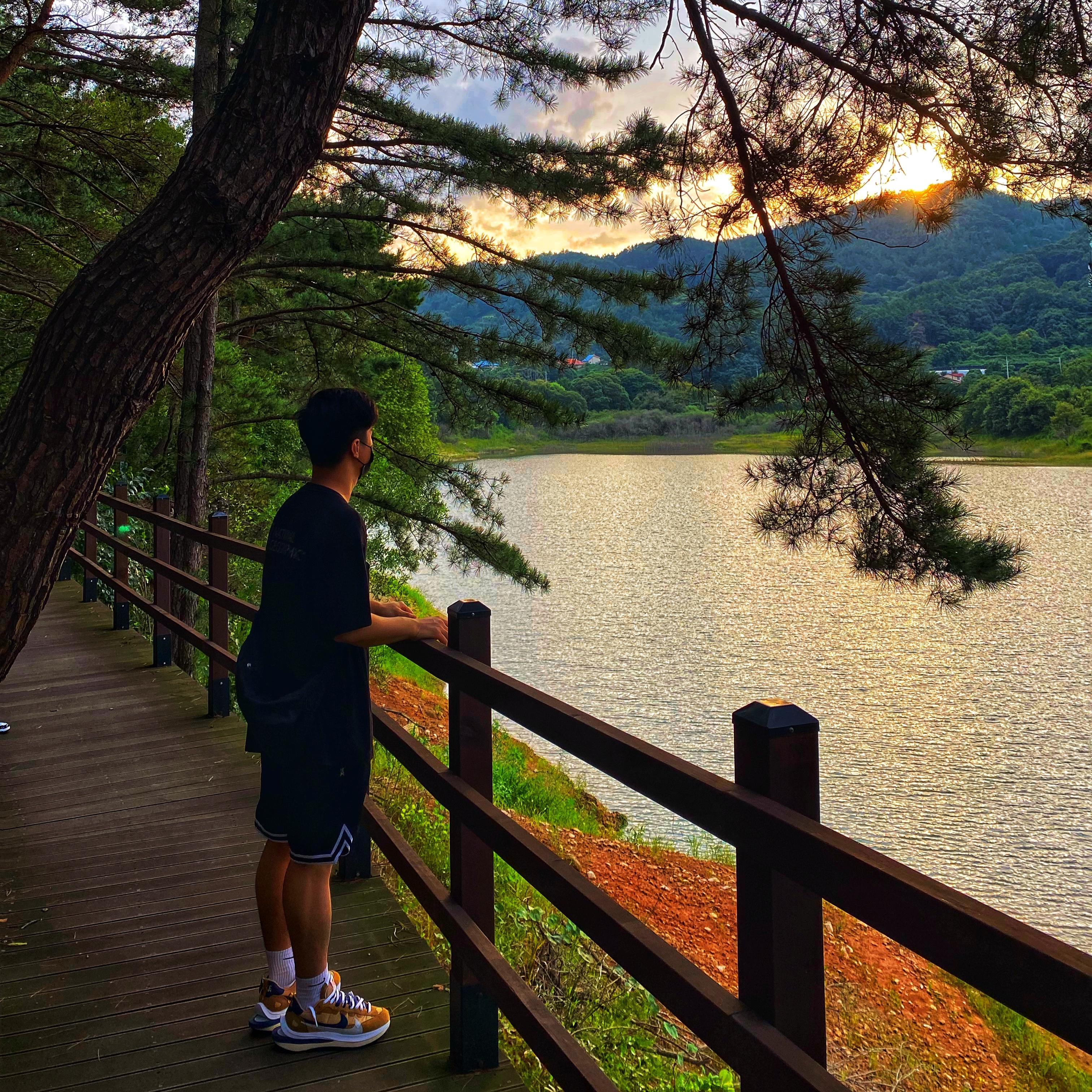 Nike x Sacai VaporWaffle Sesame and Blue Void 착용 스타일