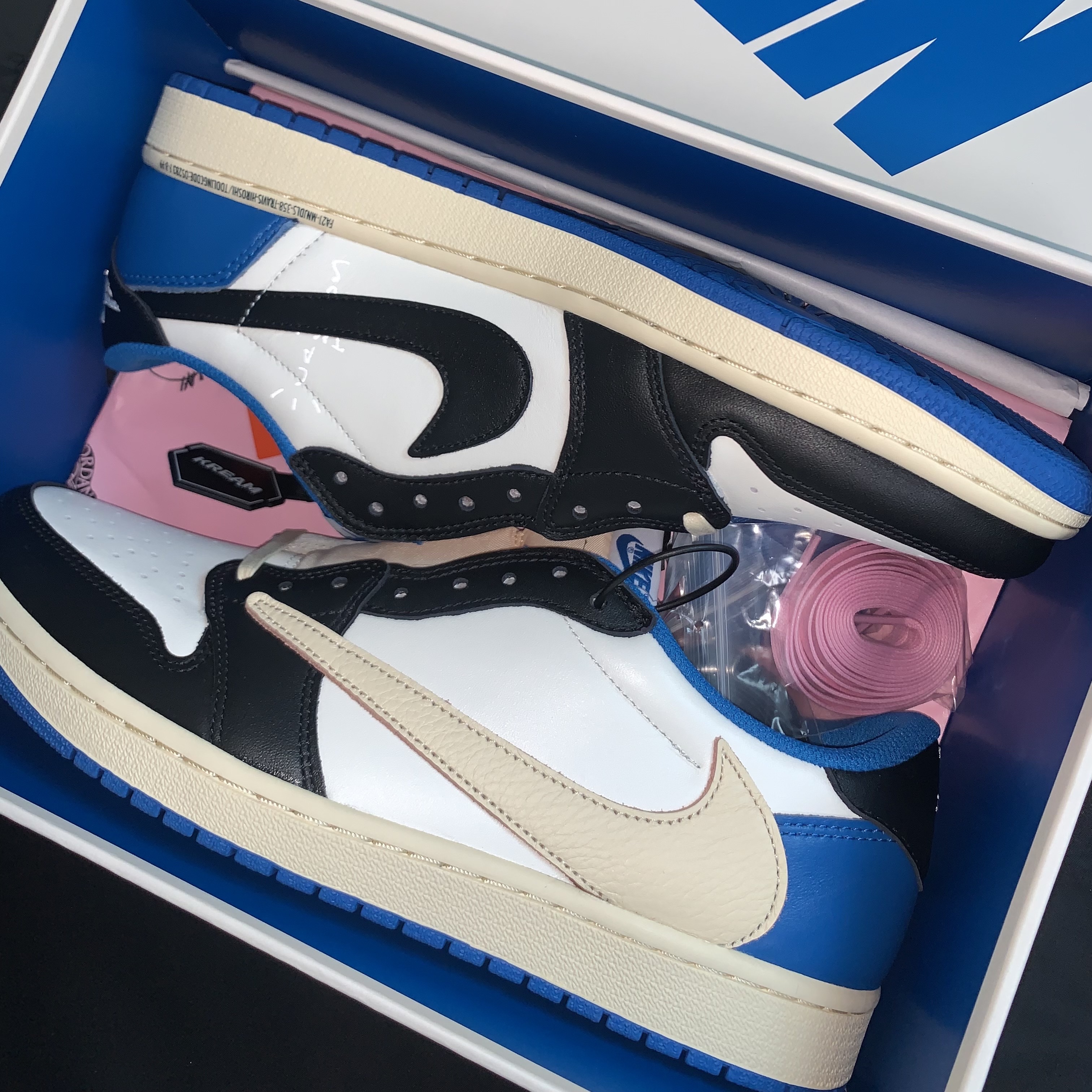Jordan 1 x Travis Scott x Fragment Retro Low OG SP Military Blue 착용 스타일