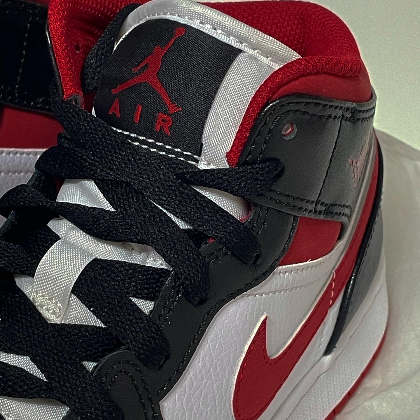Jordan 1 Mid Gym Red Black White 착용 스타일 - 3