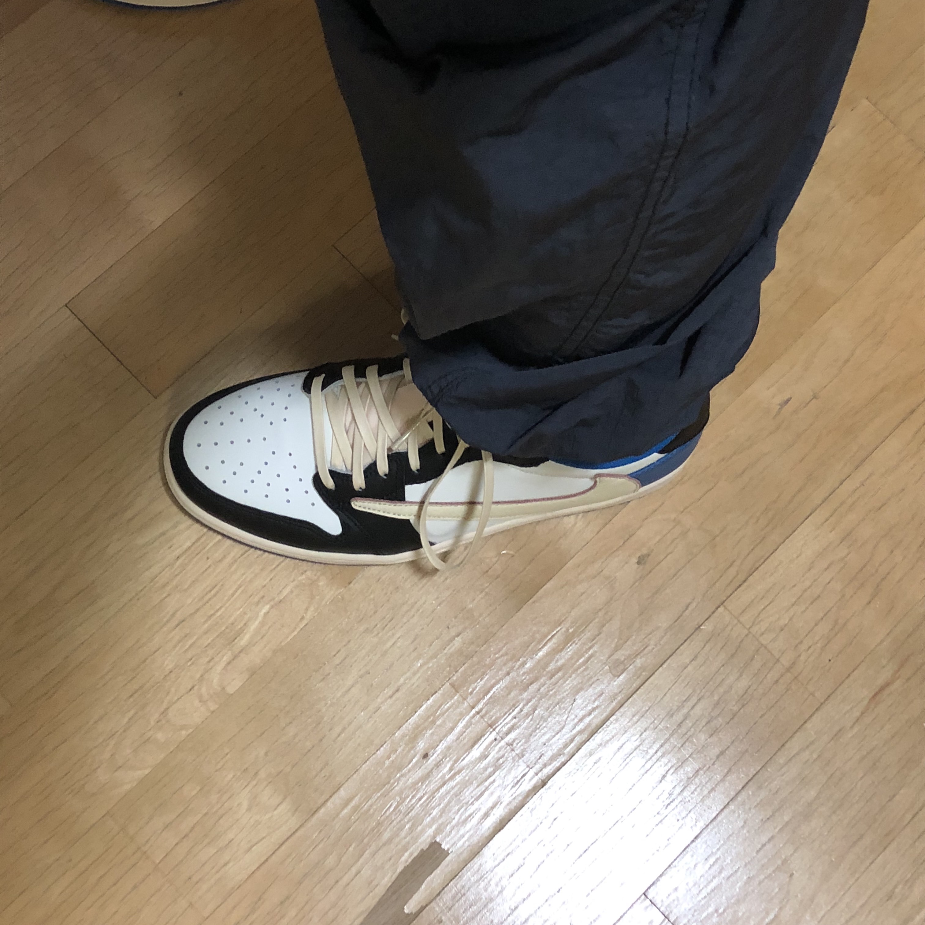 Jordan 1 x Travis Scott x Fragment Retro Low OG SP Military Blue 착용 스타일 - 1