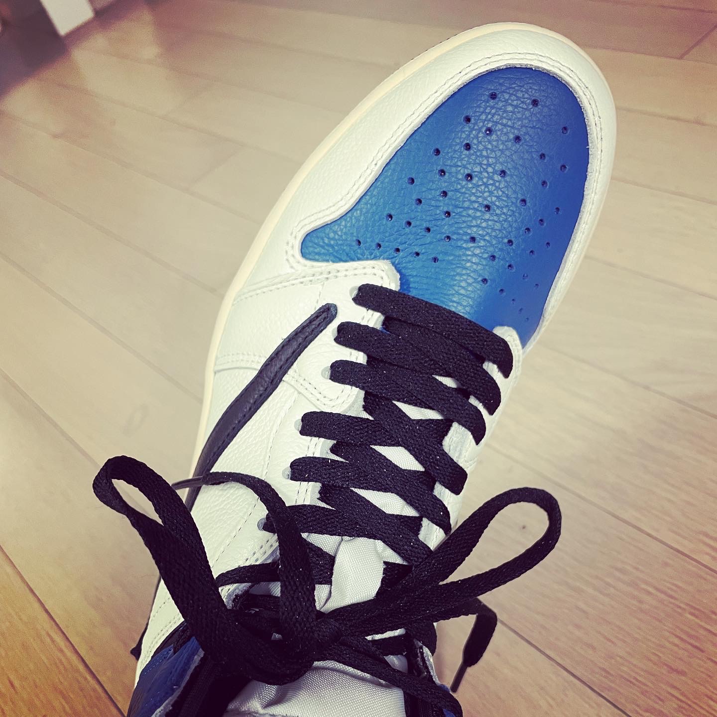 Jordan 1 x Travis Scott x Fragment Retro High OG SP Military Blue 착용 스타일 - 1