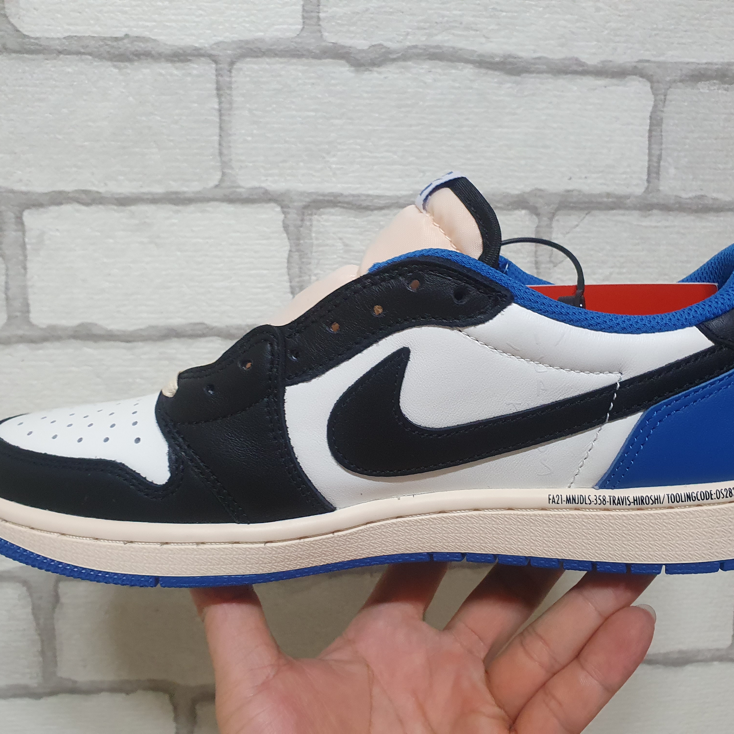 Jordan 1 x Travis Scott x Fragment Retro Low OG SP Military Blue 착용 스타일 - 2