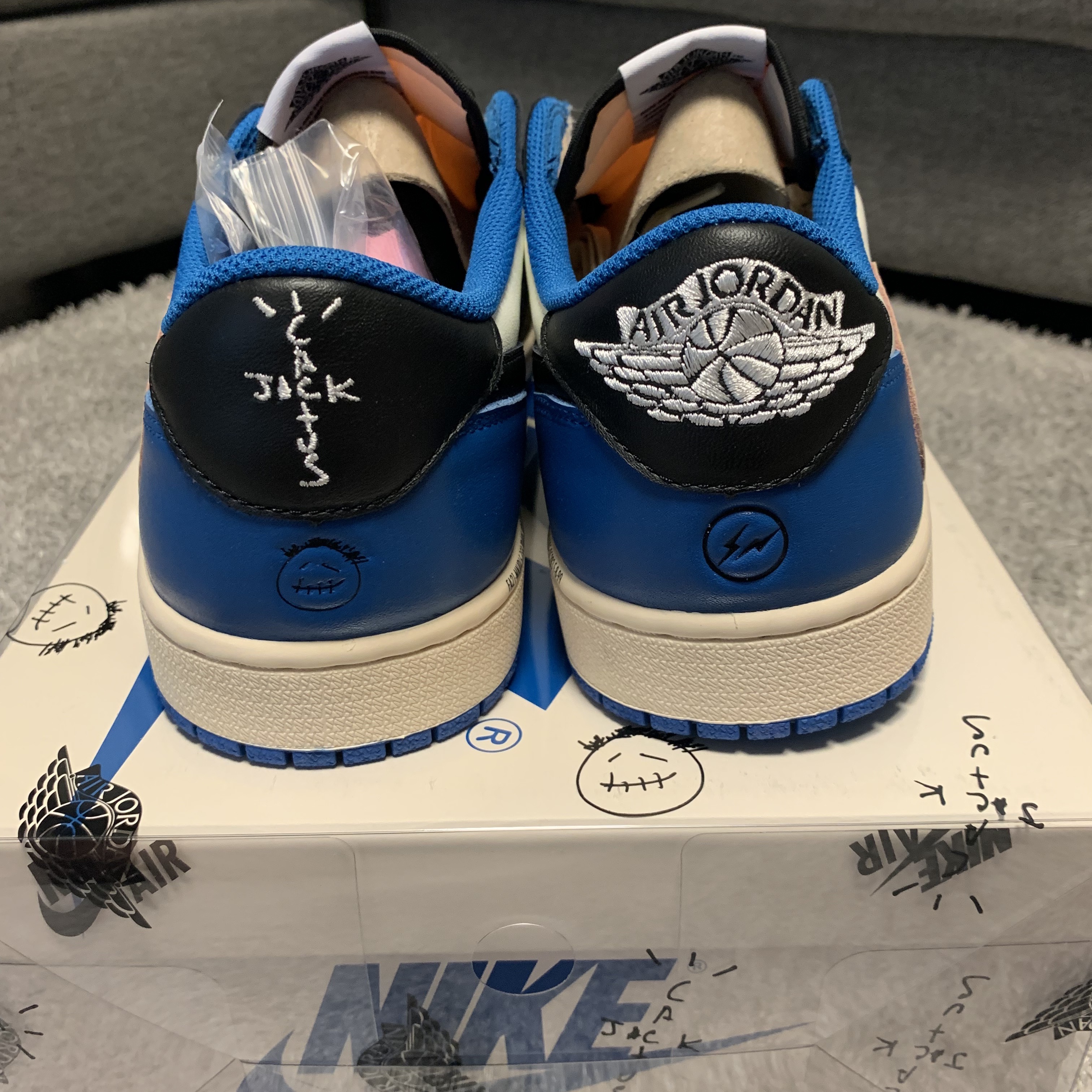 Jordan 1 x Travis Scott x Fragment Retro Low OG SP Military Blue 착용 스타일 - 3