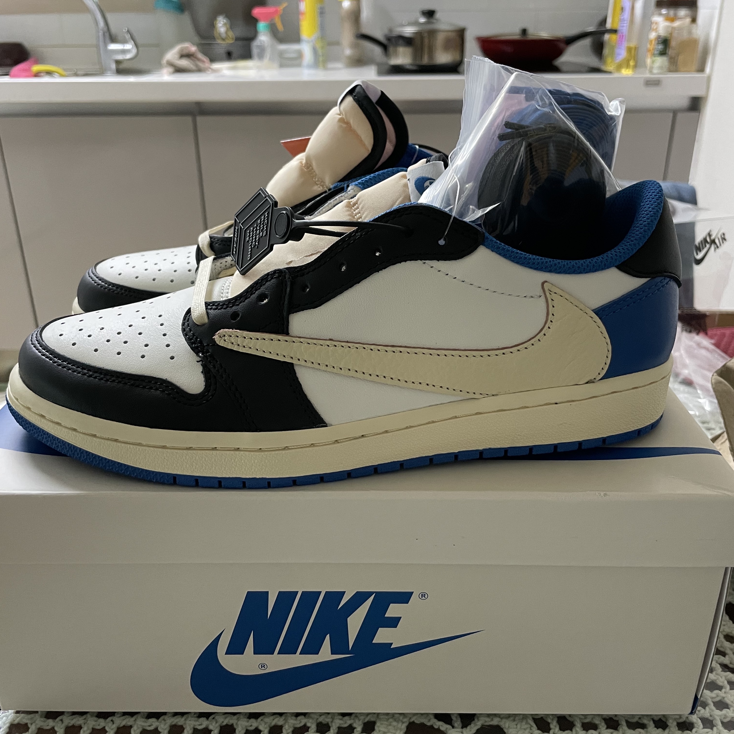 Jordan 1 x Travis Scott x Fragment Retro Low OG SP Military Blue 착용 스타일 - 1