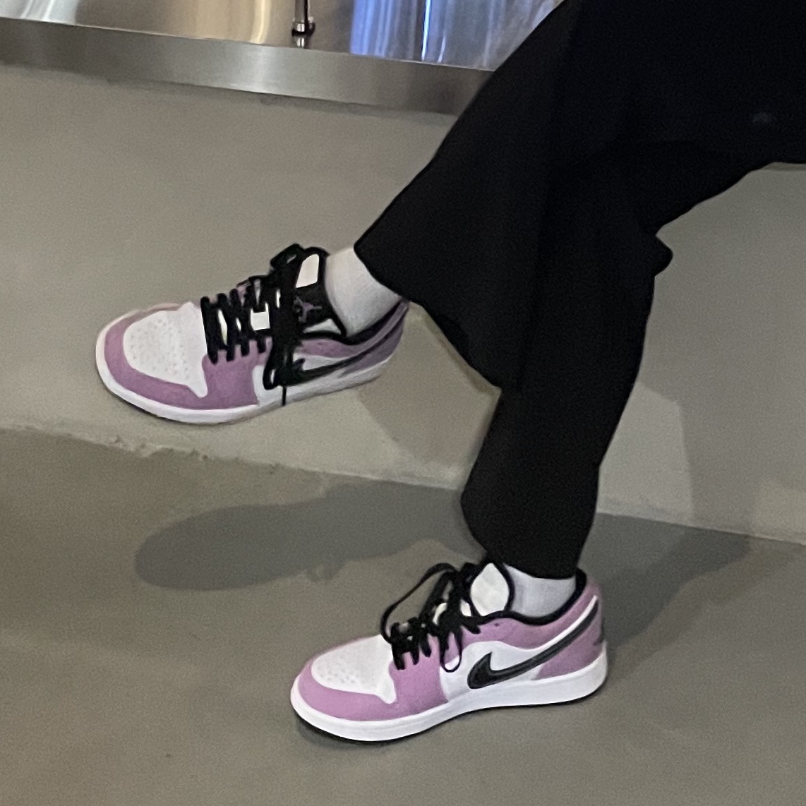 Jordan 1 Low SE Violet Shock 착용 스타일 - 2