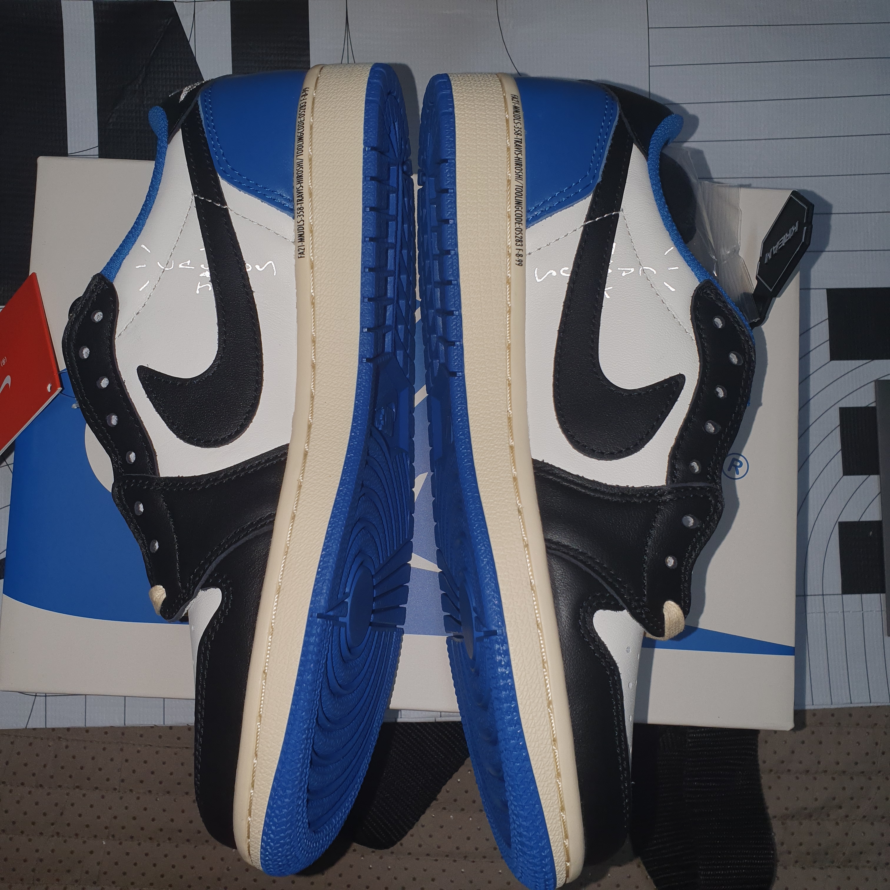 Jordan 1 x Travis Scott x Fragment Retro Low OG SP Military Blue 착용 스타일 - 3
