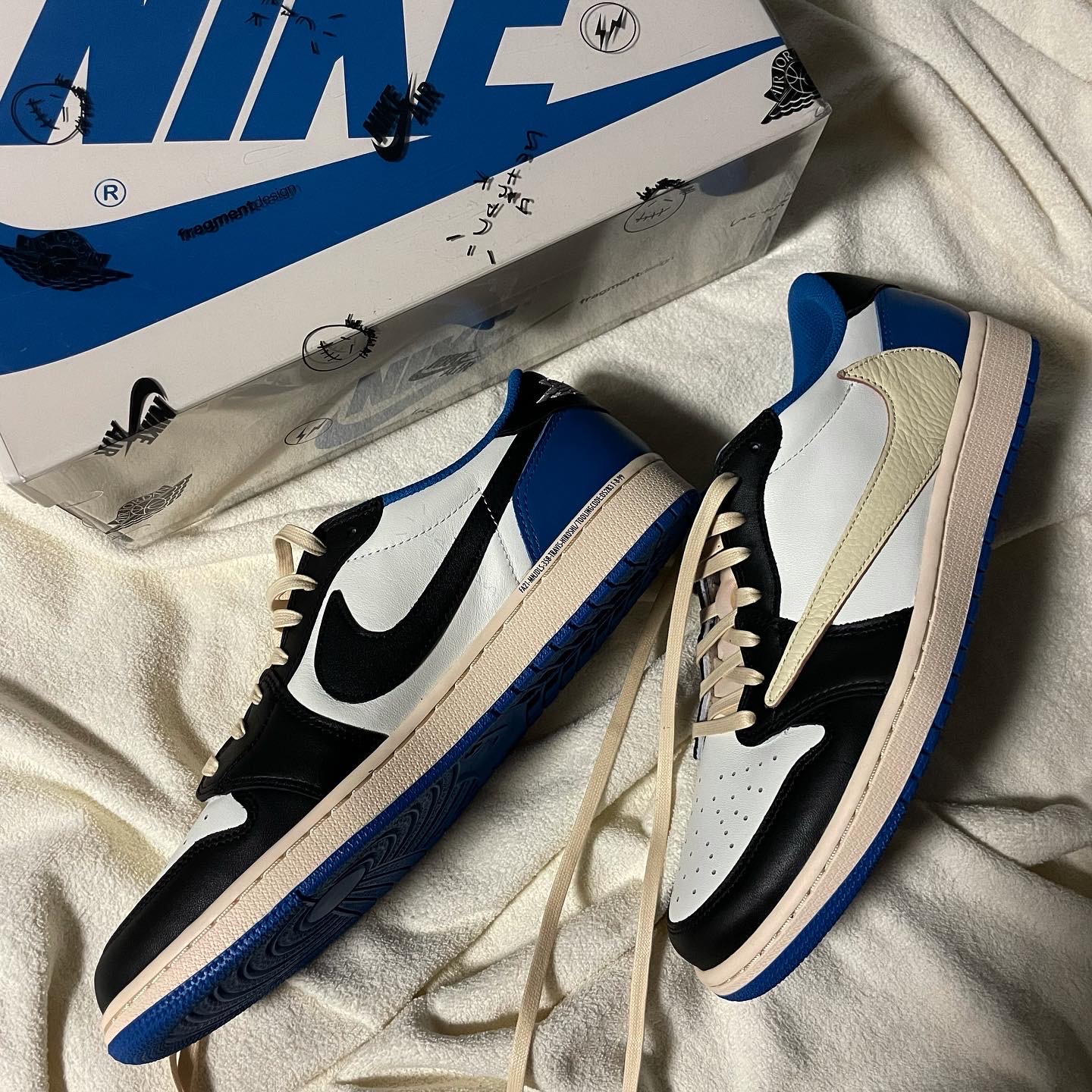 Jordan 1 x Travis Scott x Fragment Retro Low OG SP Military Blue, Jordan 1 x Travis Scott Retro High OG SP Mocha 착용 스타일 - 2