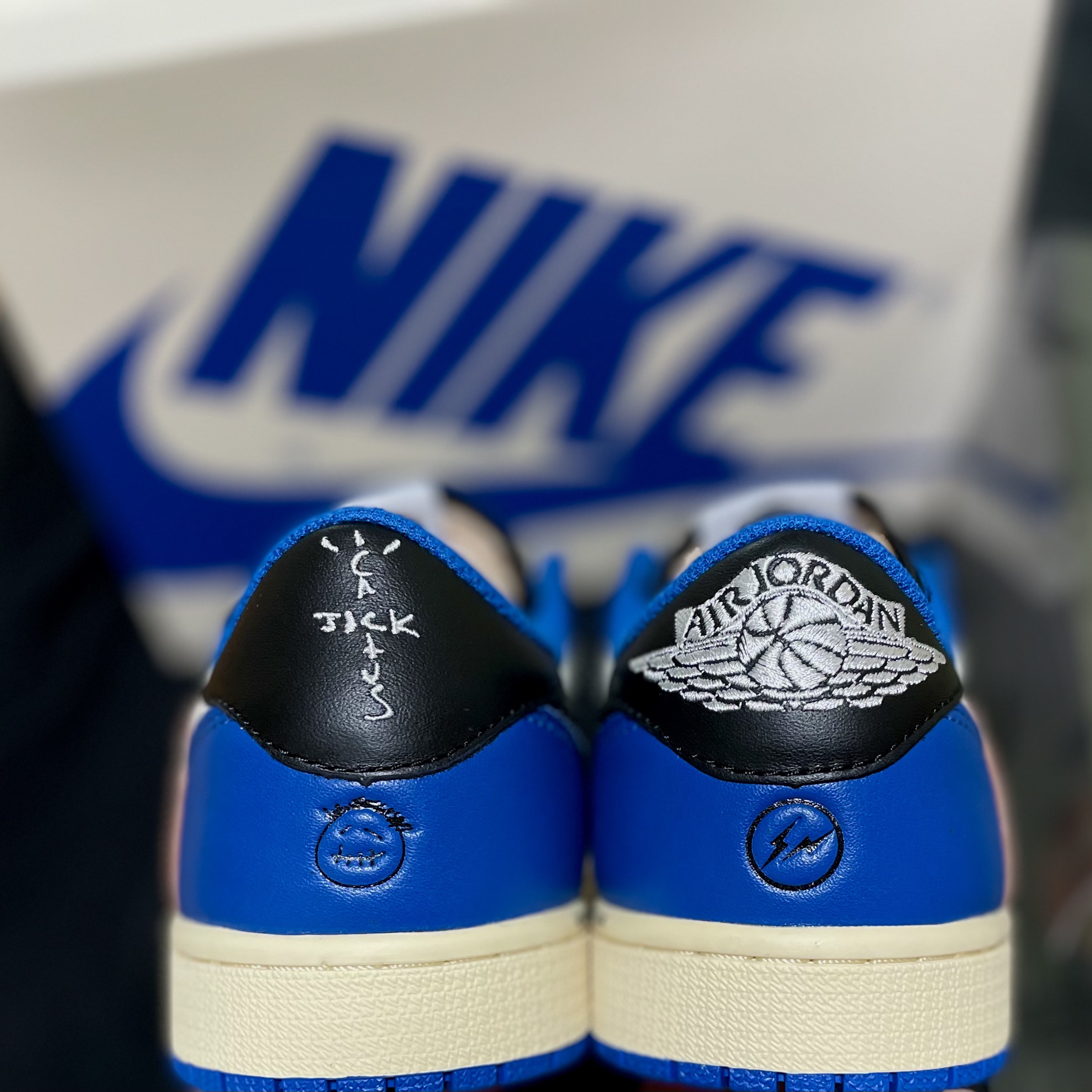 Jordan 1 x Travis Scott x Fragment Retro Low OG SP Military Blue 착용 스타일 - 3