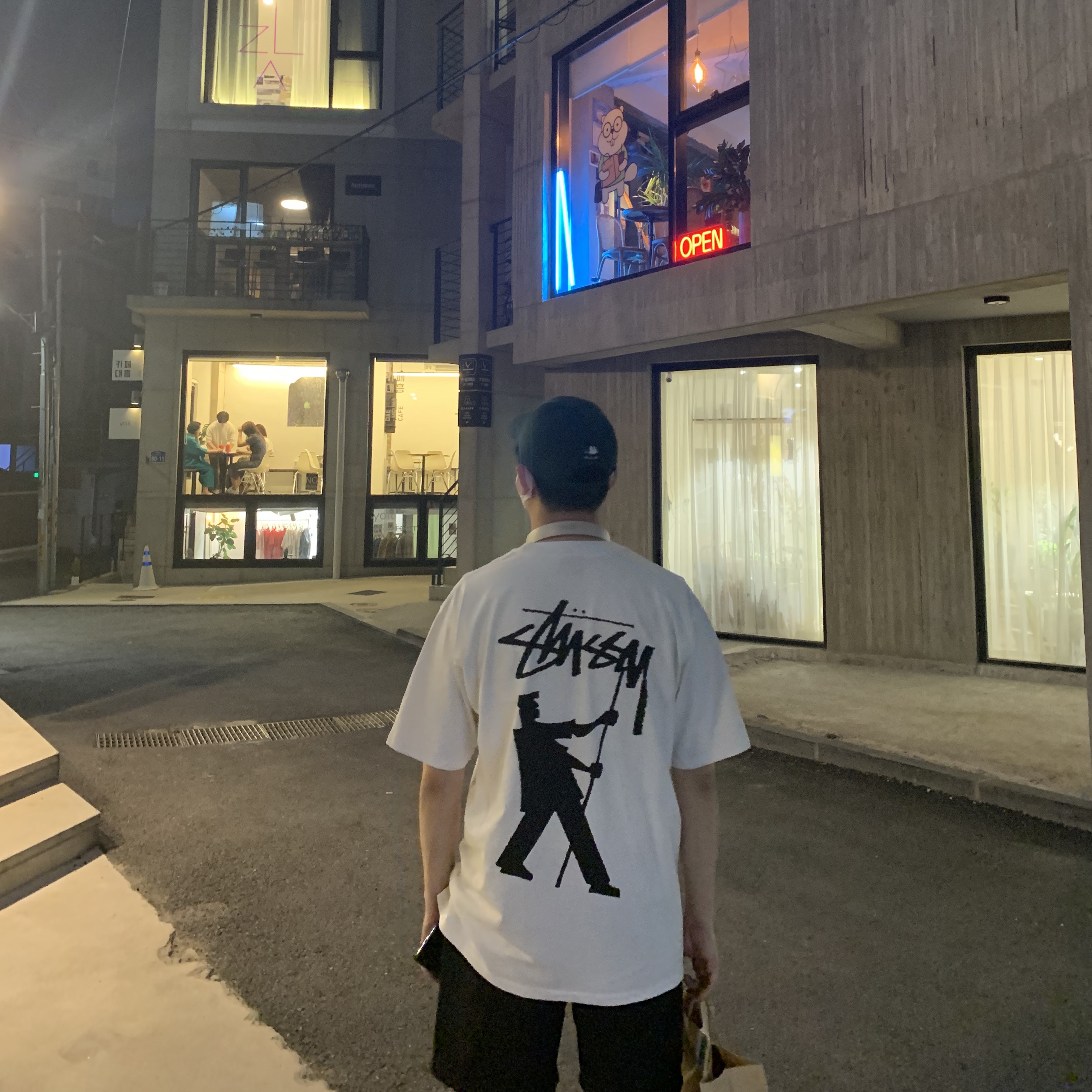 Stussy Painter Dyed T-Shirt Natural 착용 스타일