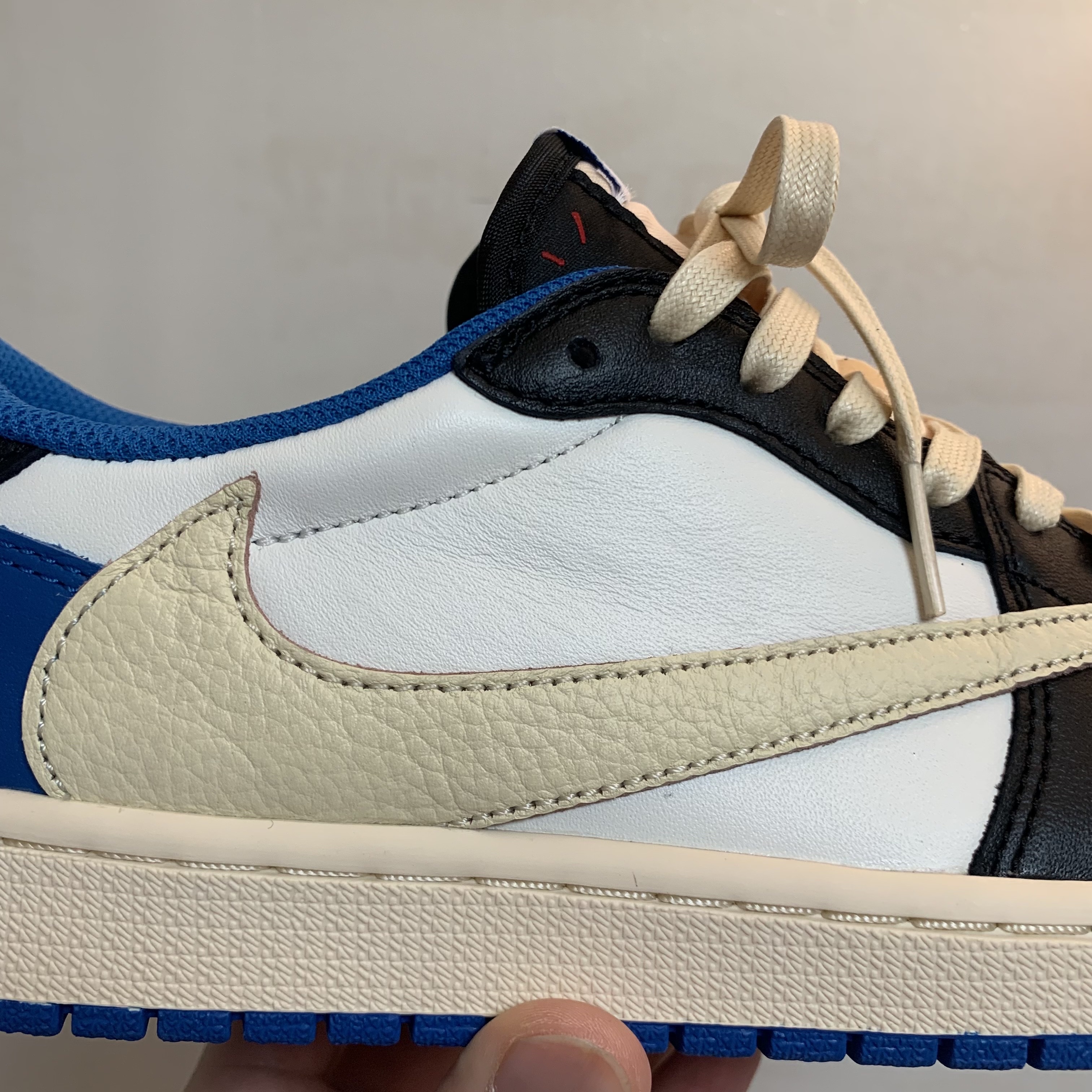Jordan 1 x Travis Scott x Fragment Retro Low OG SP Military Blue 착용 스타일 - 2