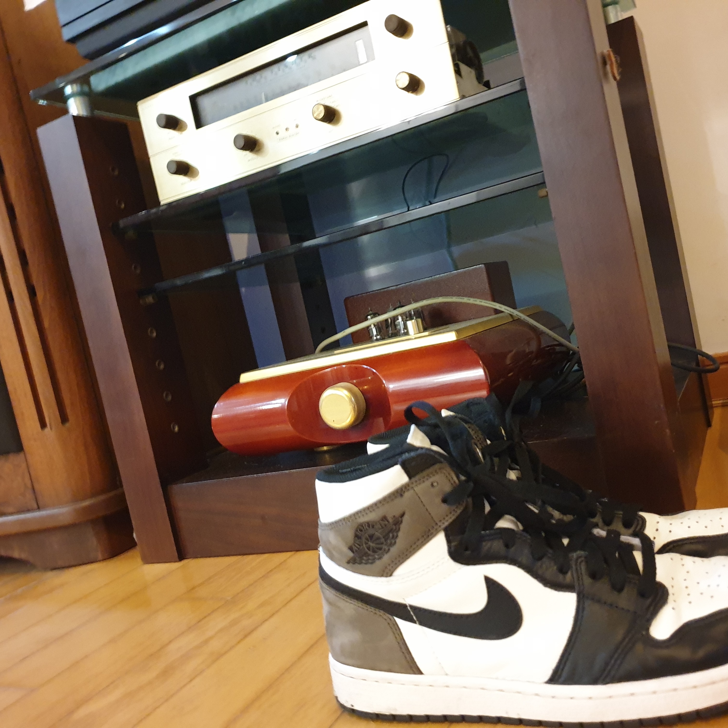 Jordan 1 Retro High OG Black Mocha, (W) Jordan 1 Low White Wolf Grey 착용 스타일 - 1