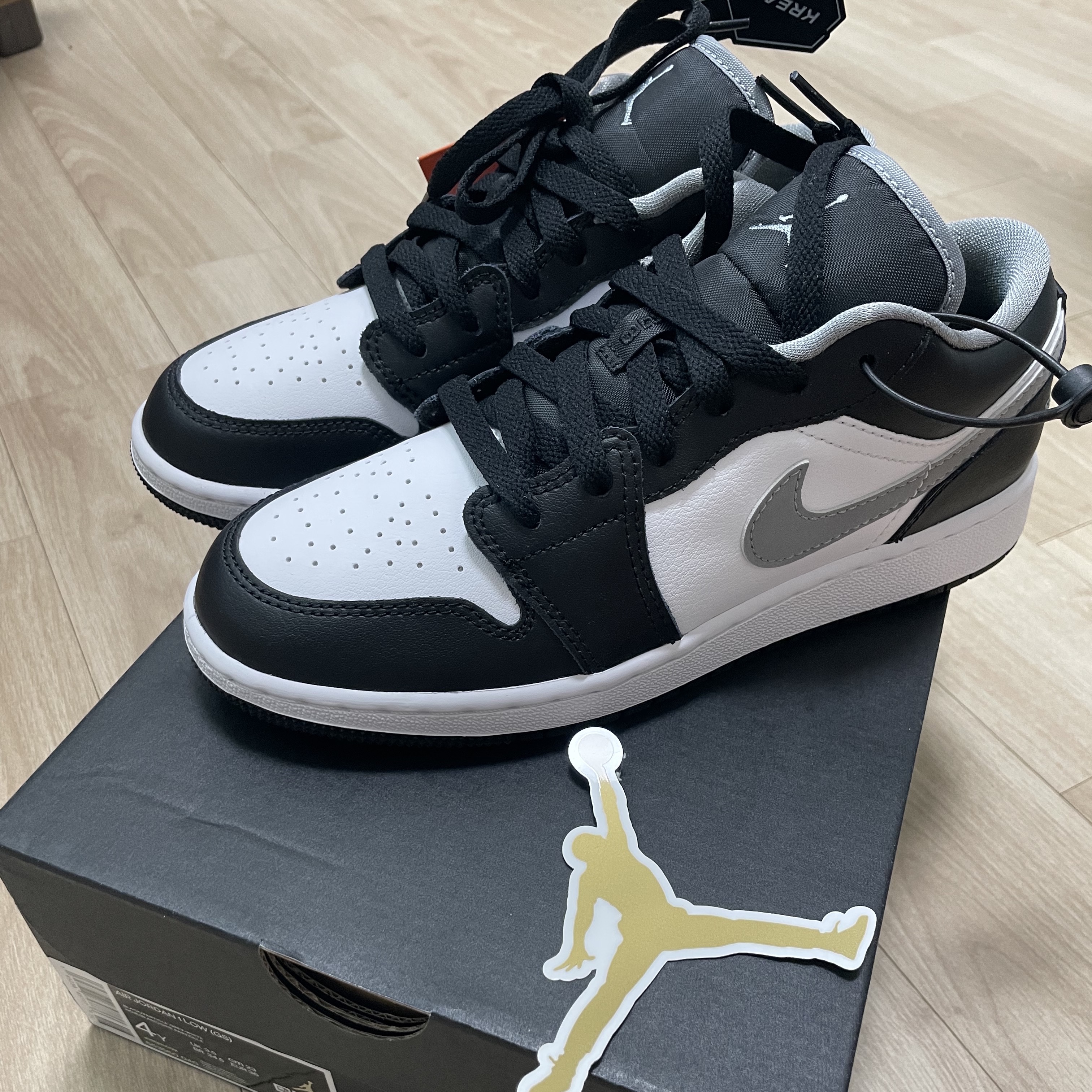 (GS) Jordan 1 Low Black Particle Grey 착용 스타일 - 1