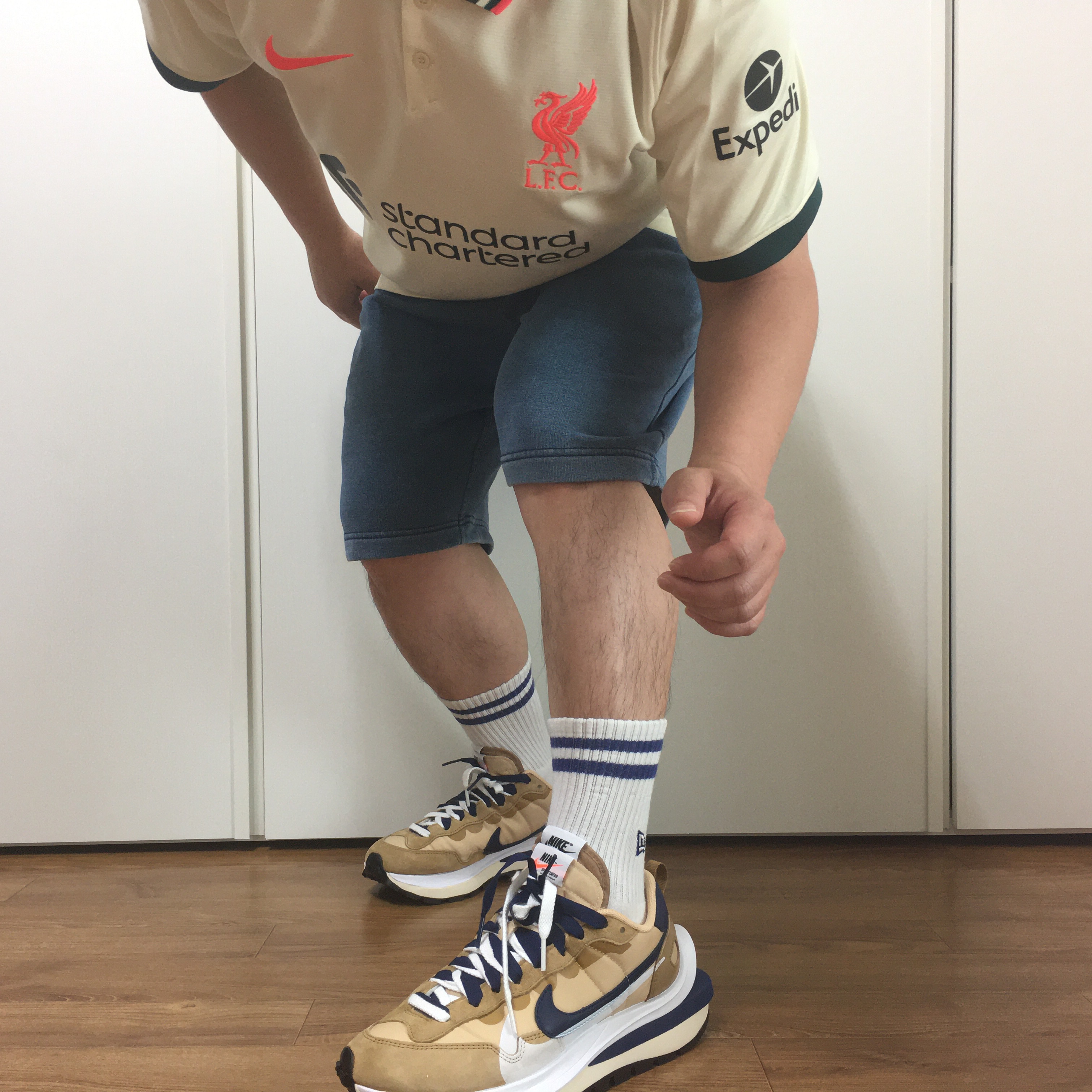 Nike x Sacai VaporWaffle Sesame and Blue Void, Nike Liverpool F.C. 2021/22 Dri-Fit Stadium Away SS Jersey Pale Ivory (Non Marking Ver.) 착용 스타일