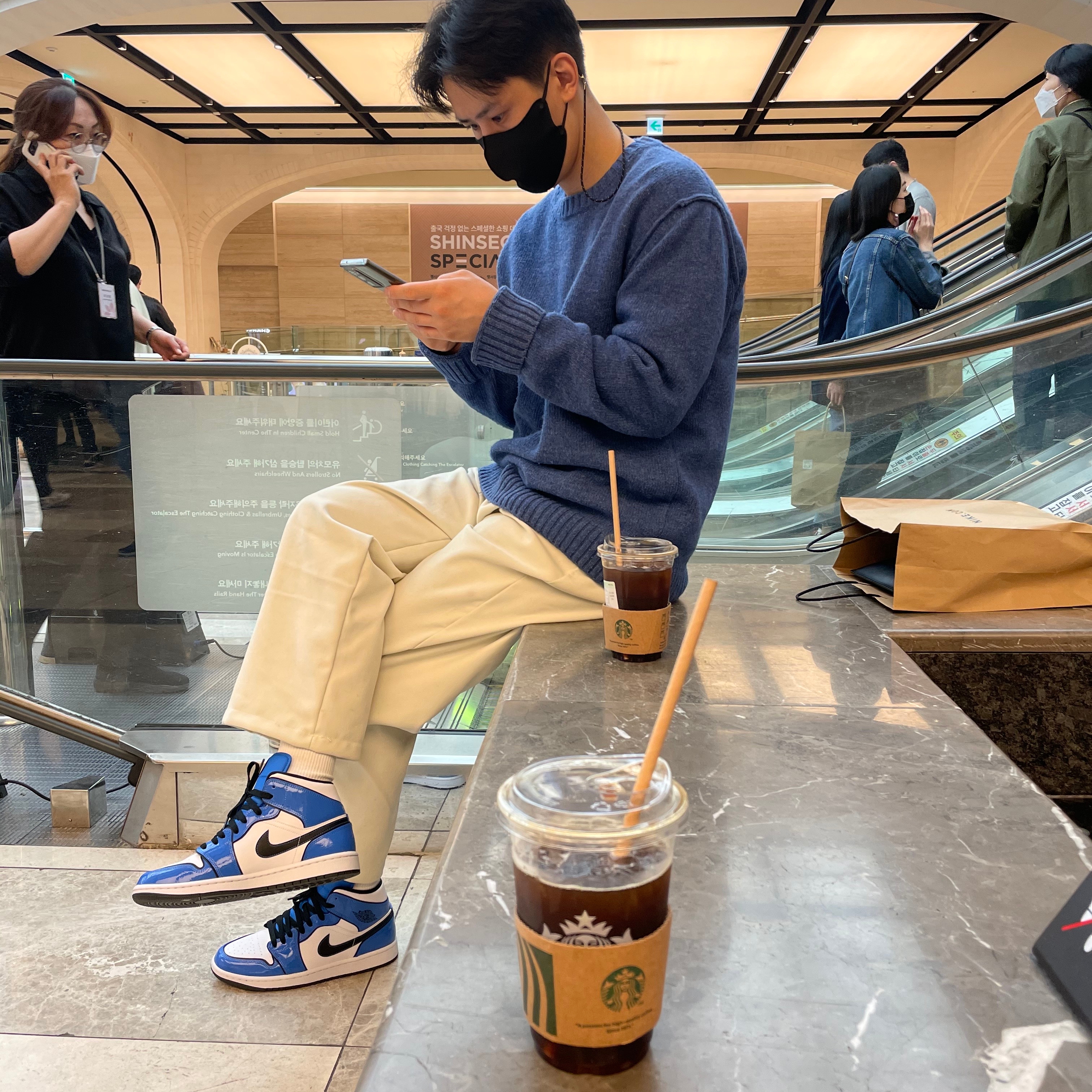 Jordan 1 Mid SE Signal Blue 착용 스타일