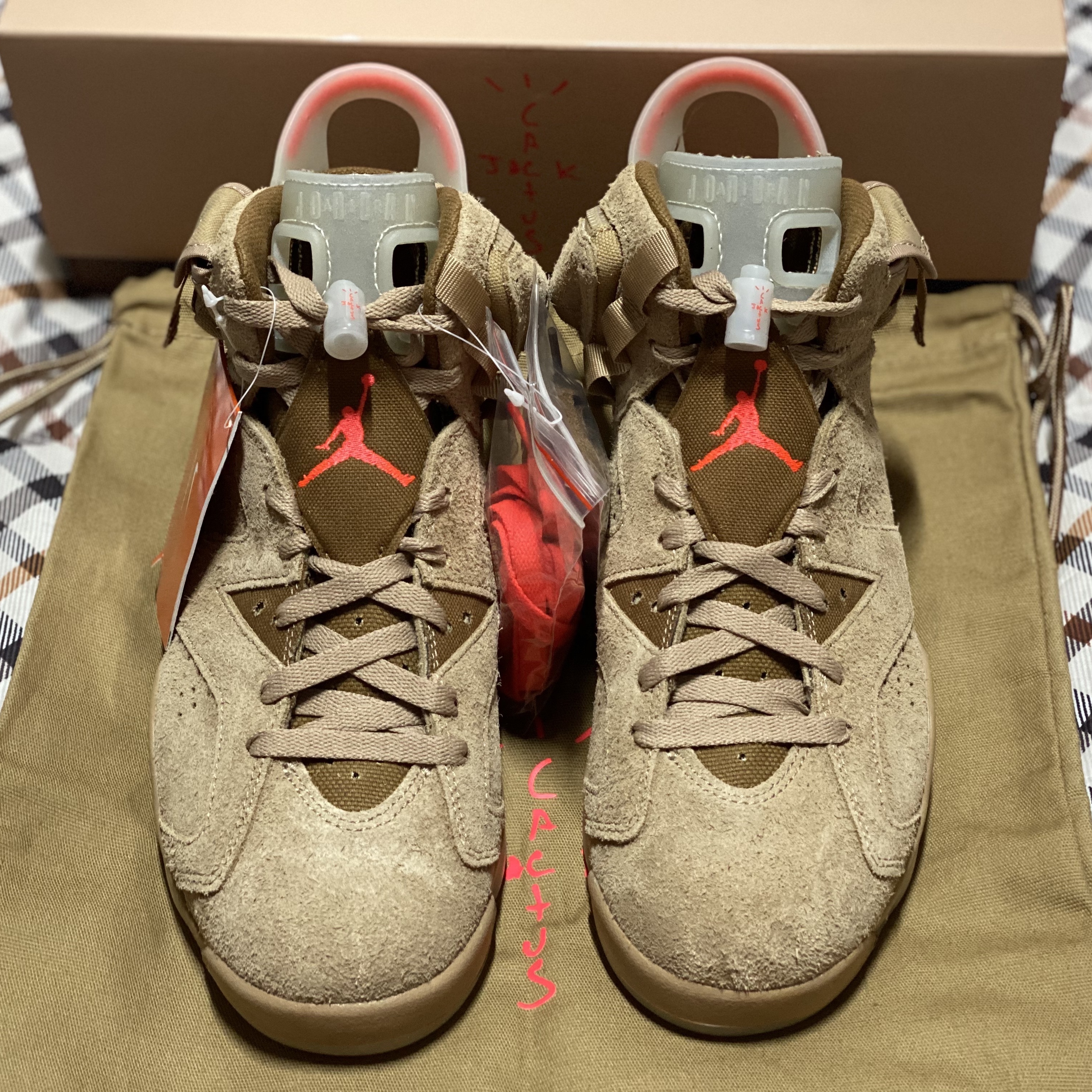 Jordan 6 x Travis Scott Retro SP British Khaki 착용 스타일 - 3