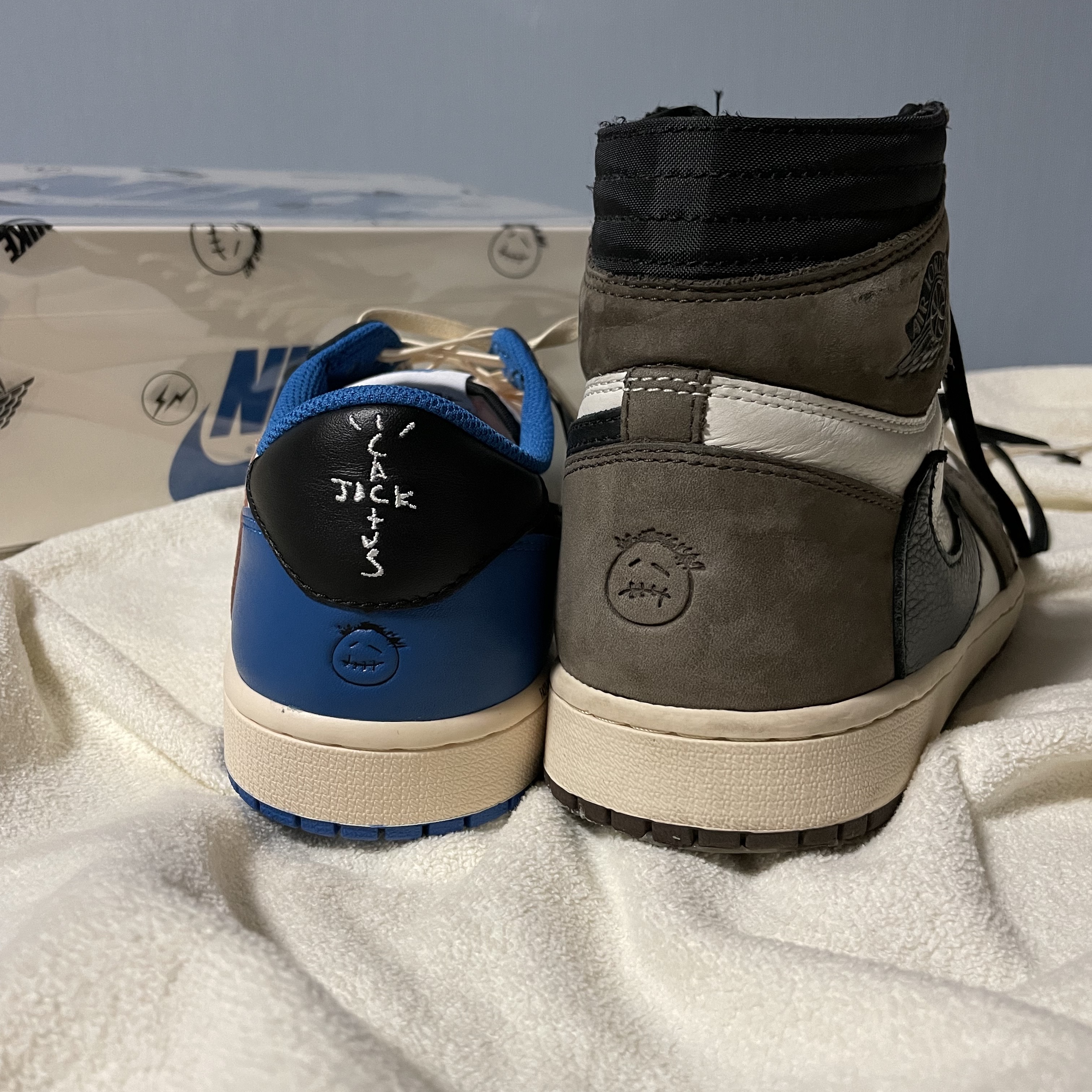 Jordan 1 x Travis Scott x Fragment Retro Low OG SP Military Blue, Jordan 1 x Travis Scott Retro High OG SP Mocha 착용 스타일 - 5