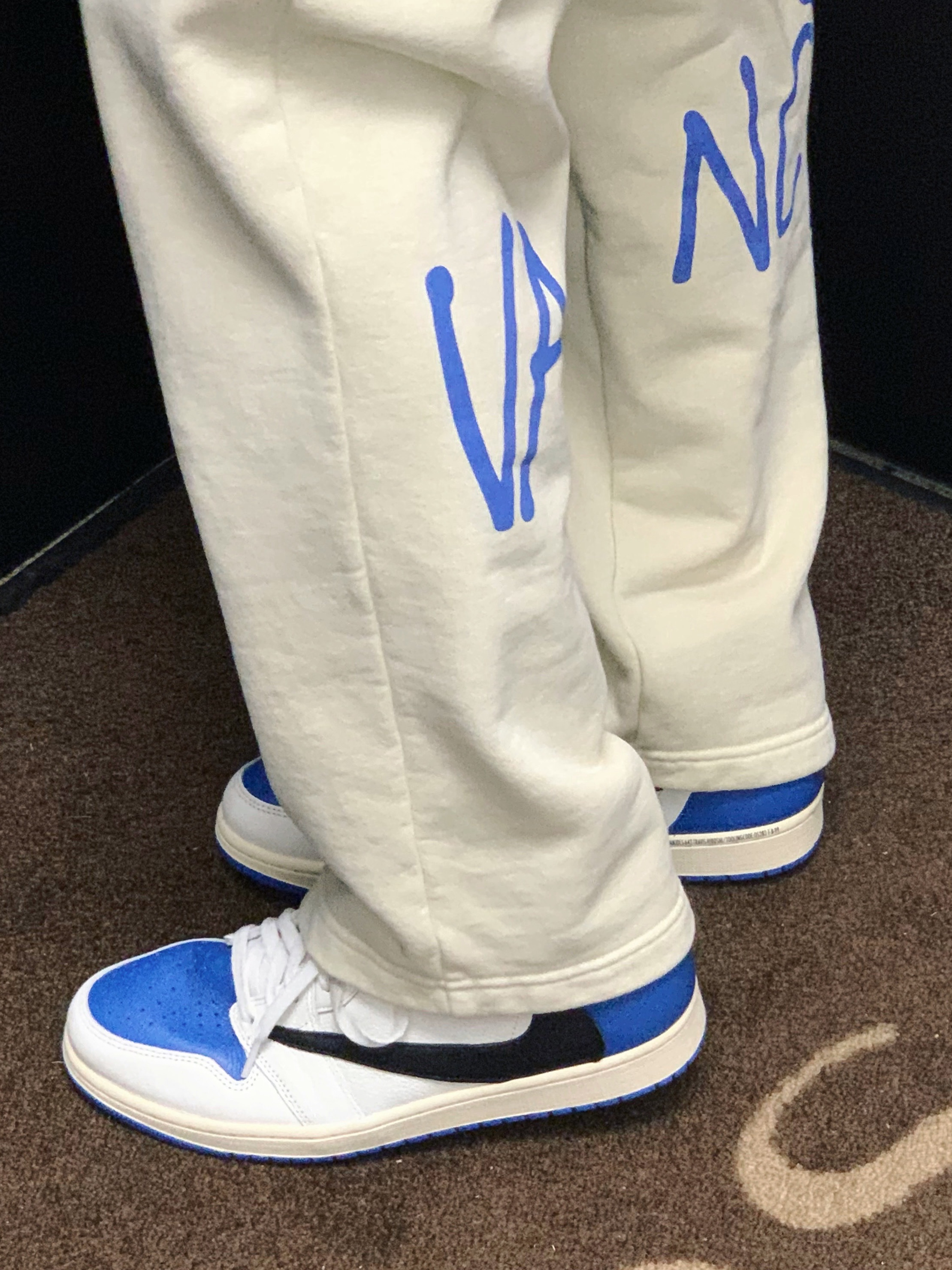 Jordan x Travis Scott x Fragment T-Shirt Sail (DJ0619-133), Jordan 1 x Travis Scott x Fragment Retro High OG SP Military Blue 착용 스타일 - 3