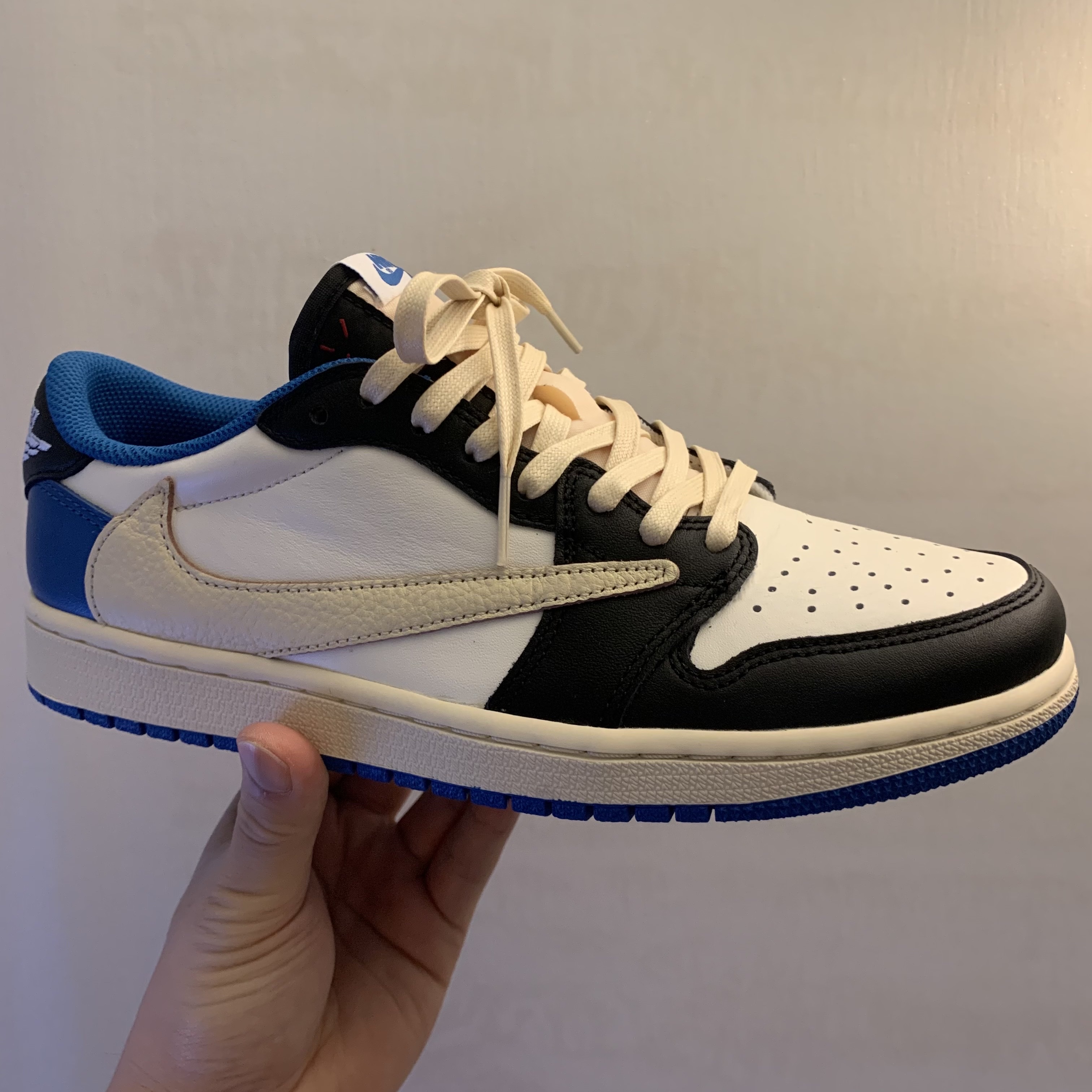 Jordan 1 x Travis Scott x Fragment Retro Low OG SP Military Blue 착용 스타일 - 1