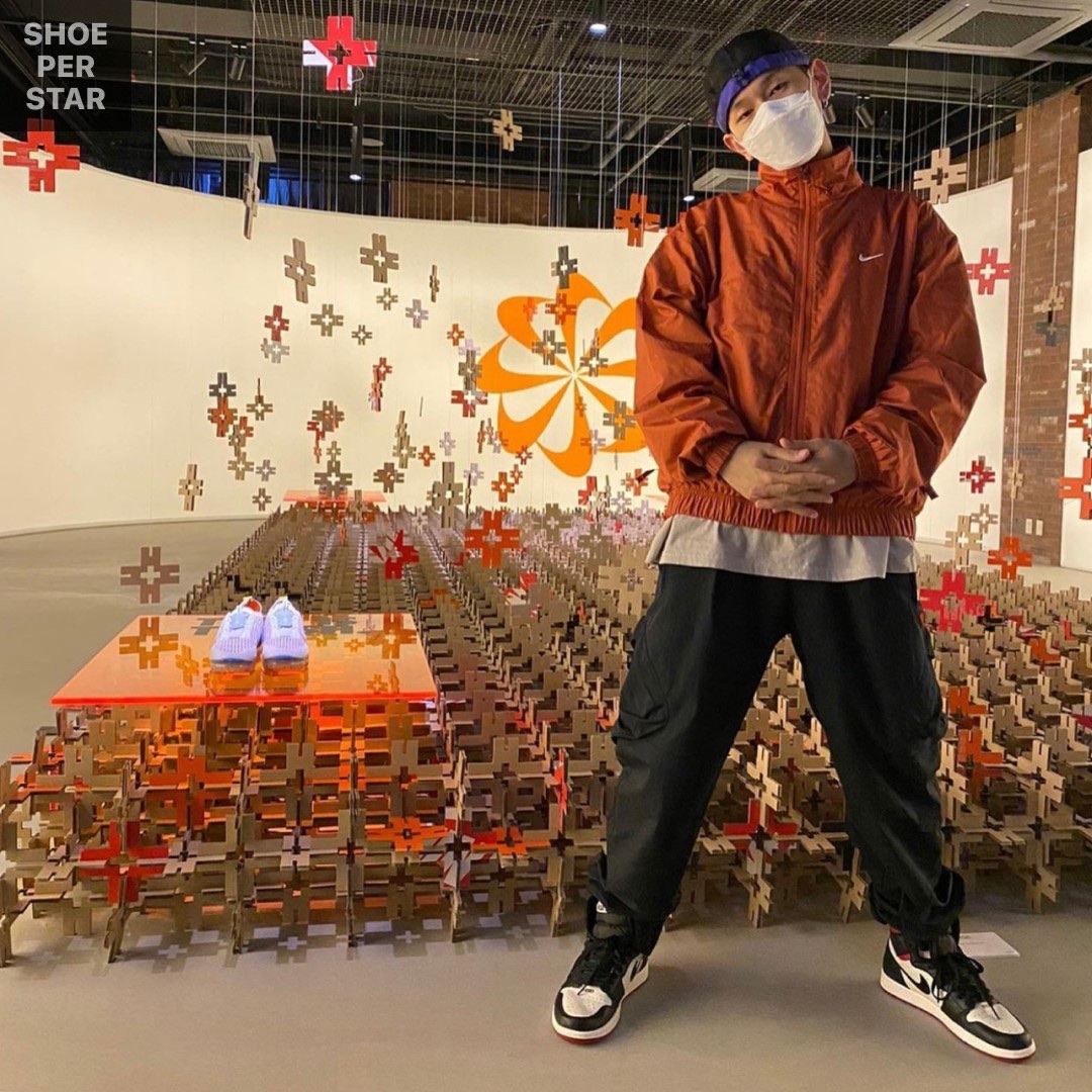 Jordan 1 Retro High Not for Resale Varsity Red, Nike x Stussy Air Zoom Spiridon Cage 2 Pure Platinum 착용 스타일 - 1