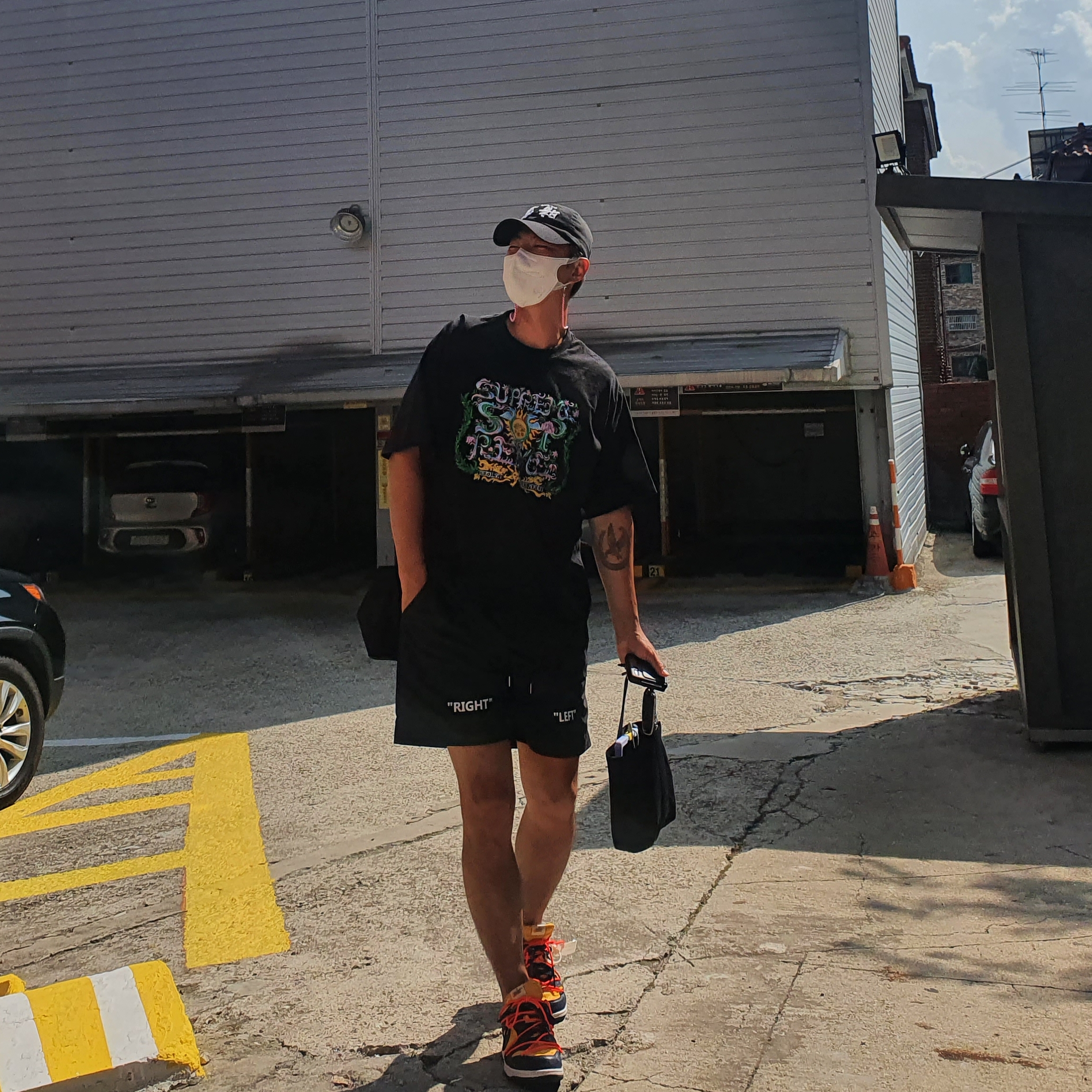 Supreme Crest T-Shirt Black - 21SS, Nike x Off-White Dunk Low University Gold Midnight Navy 착용 스타일