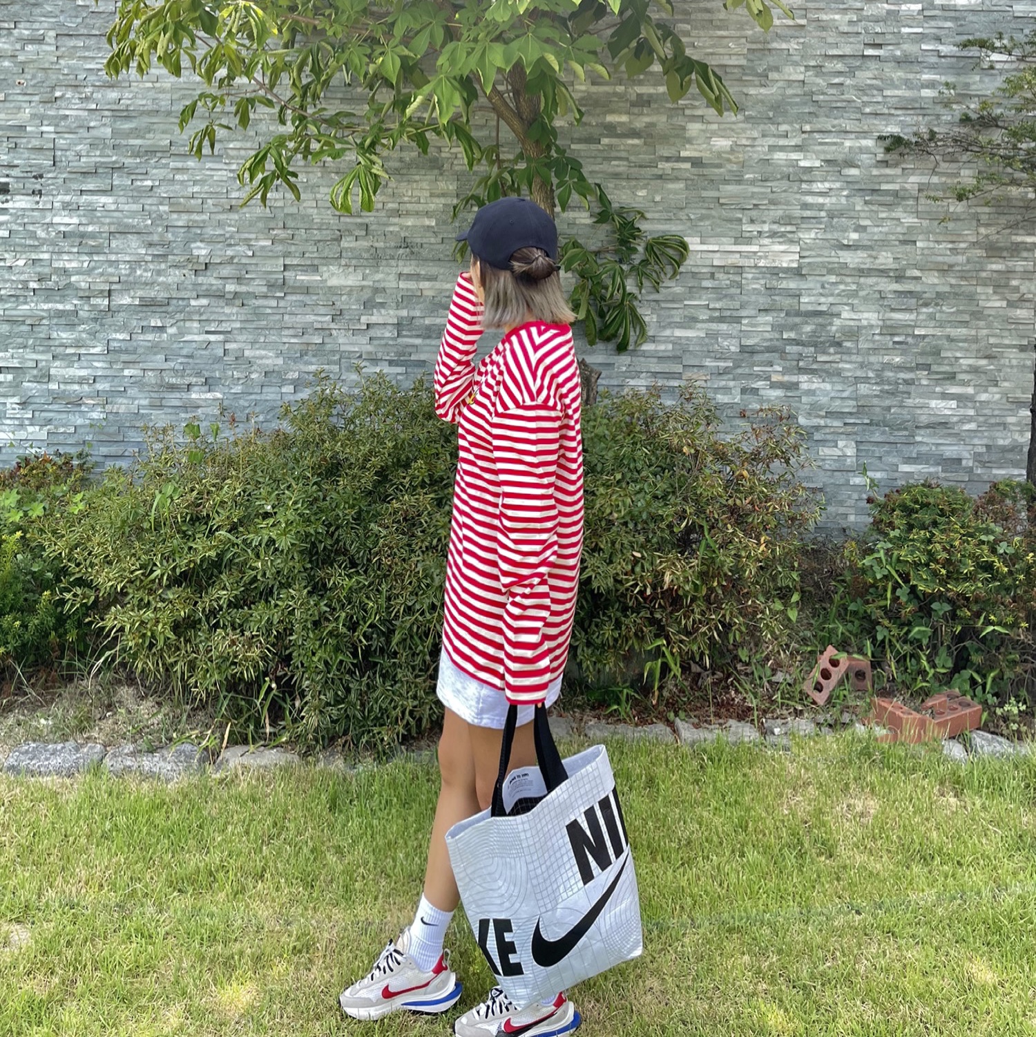 Nike x Sacai VaporWaffle Royal Fuchsia 착용 스타일