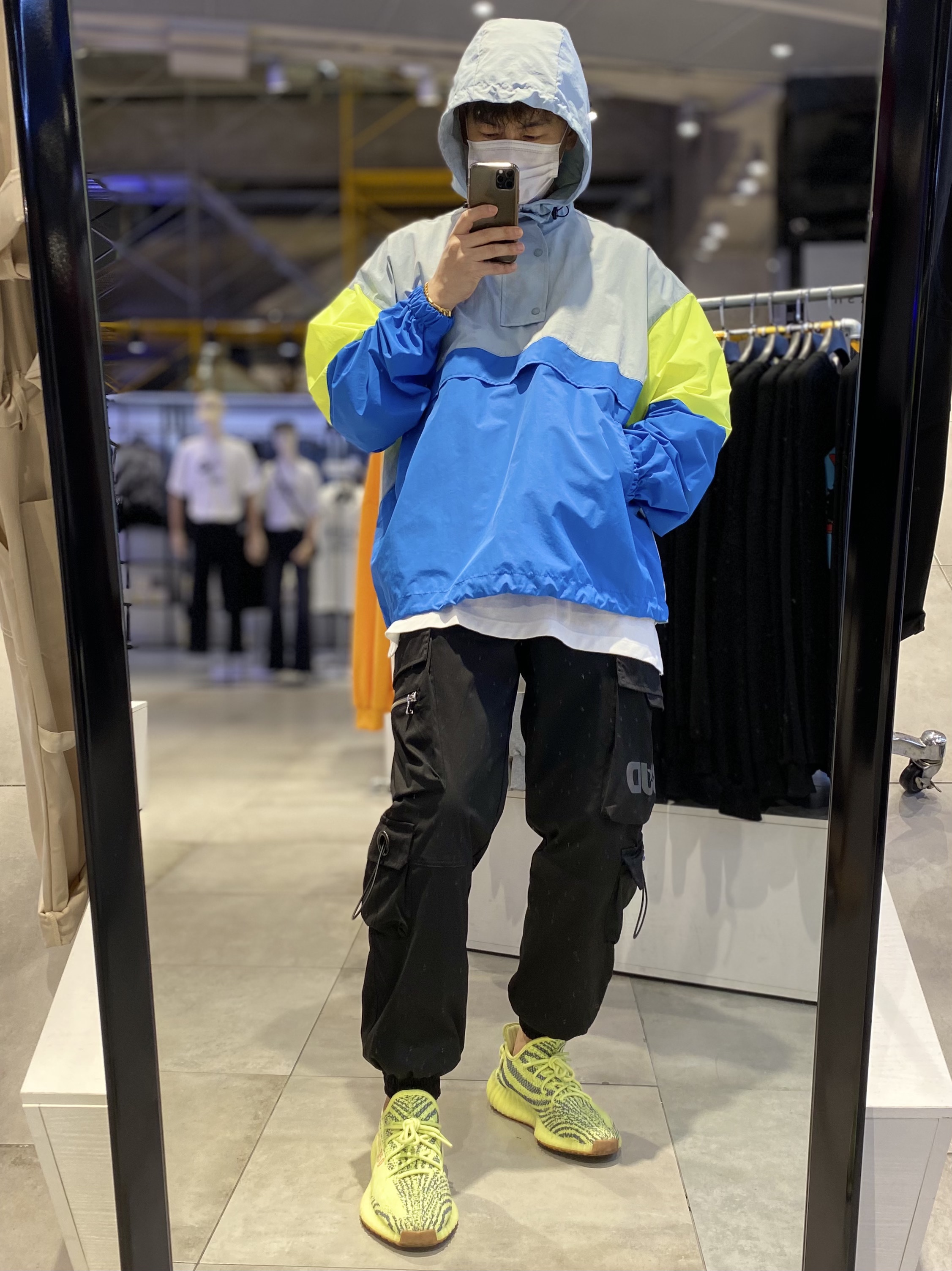 Adidas Yeezy Boost 350 V2 Semi Frozen Yellow 착용 스타일