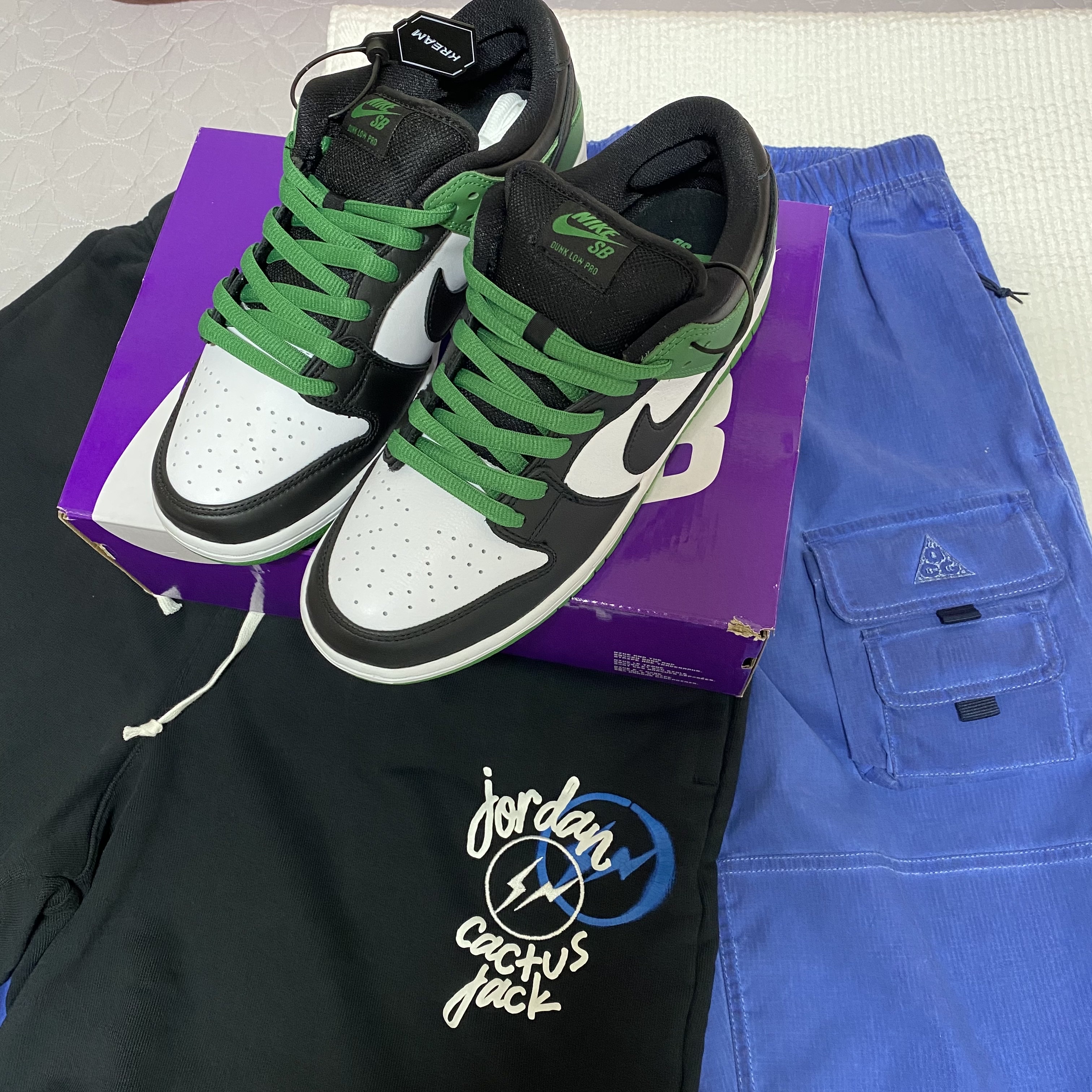 Jordan x Travis Scott x Fragment Shorts Black (DJ0617-010), Nike ACG Watchman Peak Pants Blue Void - Asia 착용 스타일