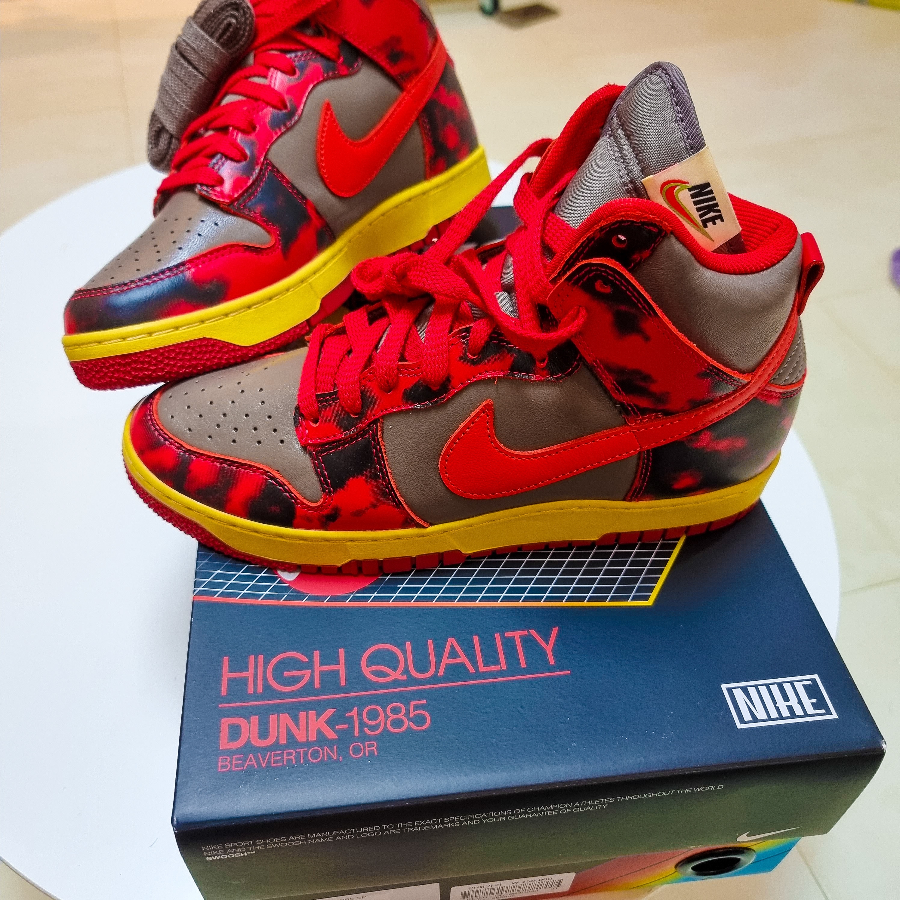 Nike Dunk High 1985 SP Red Acid Wash 착용 스타일 - 1