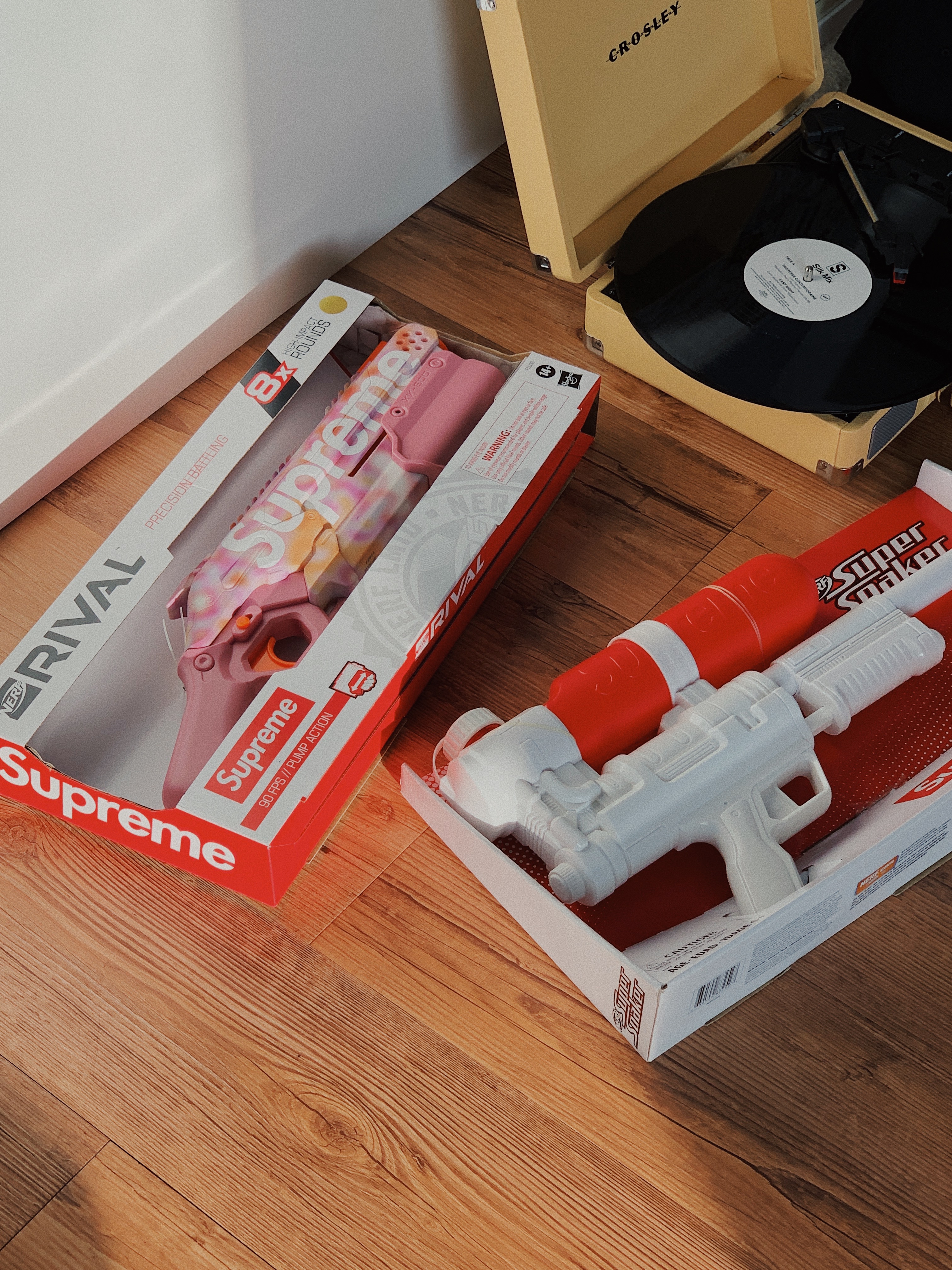 Supreme x Nerf Rival Takedown Blaster Pink - 21SS, Supreme x Super Soaker 50 Water Blaster White - 19SS 착용 스타일 - 1