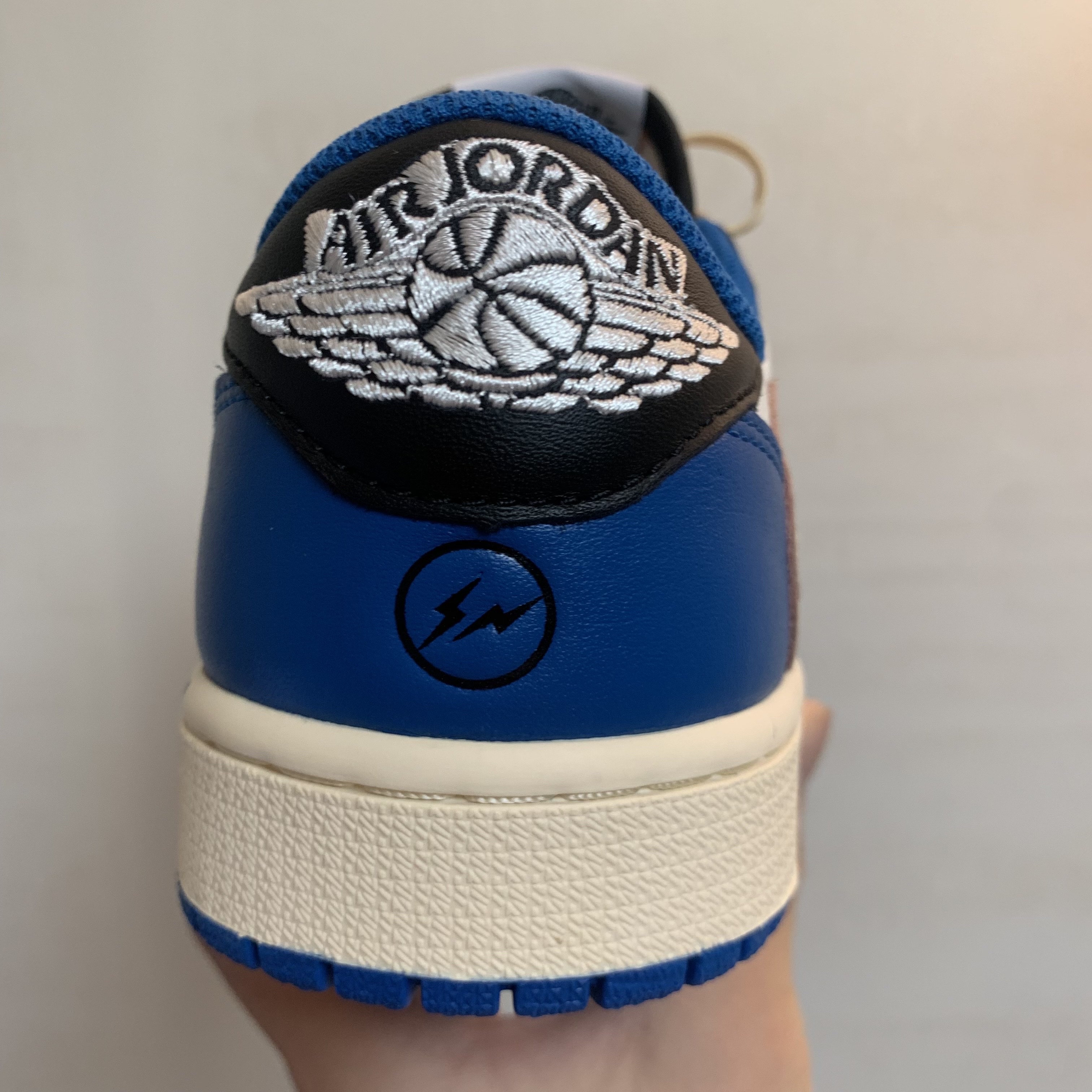 Jordan 1 x Travis Scott x Fragment Retro Low OG SP Military Blue 착용 스타일 - 3