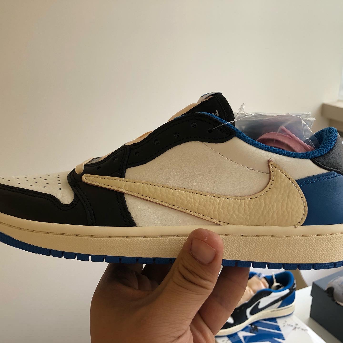 Jordan 1 x Travis Scott x Fragment Retro Low OG SP Military Blue 착용 스타일
