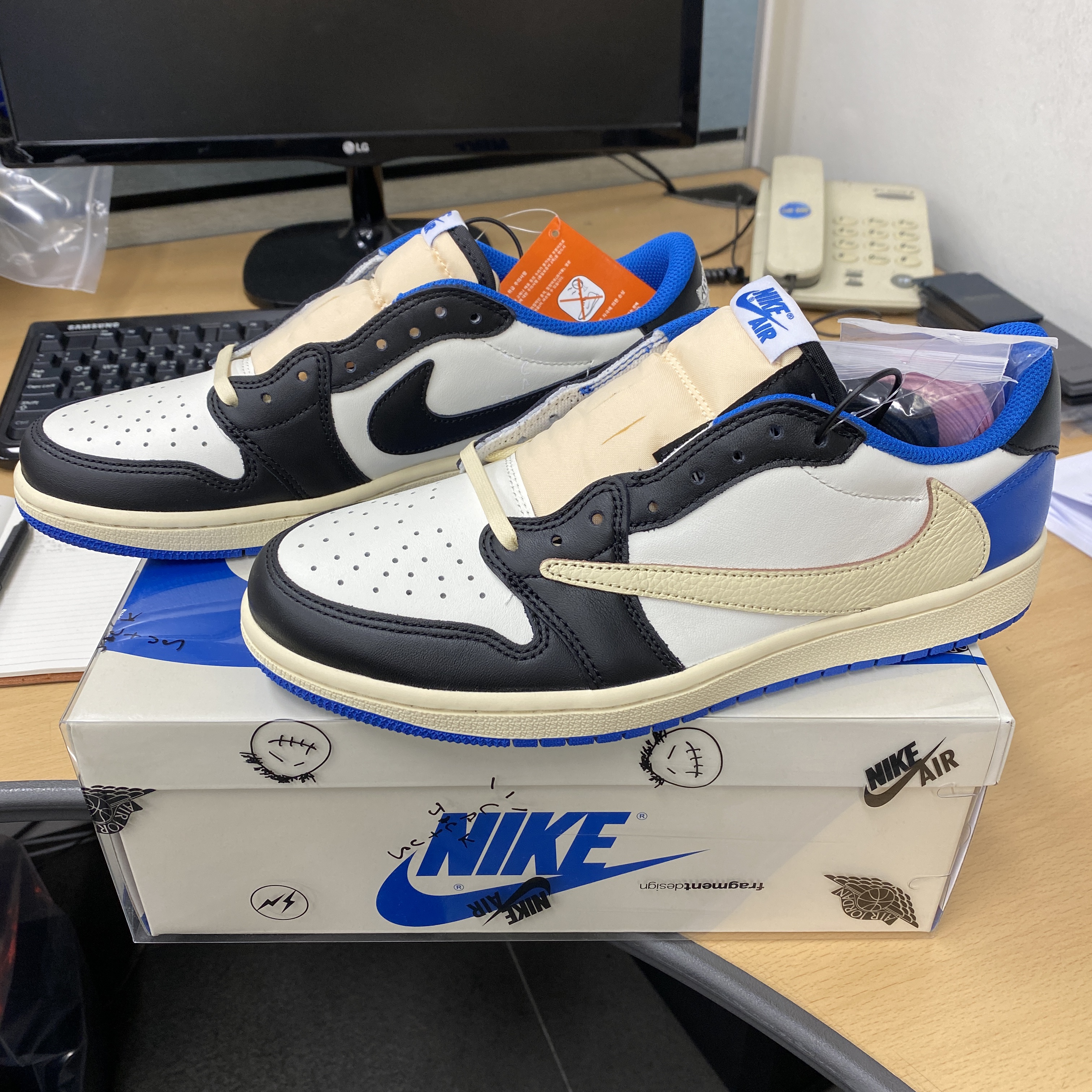 Jordan 1 x Travis Scott x Fragment Retro Low OG SP Military Blue 착용 스타일