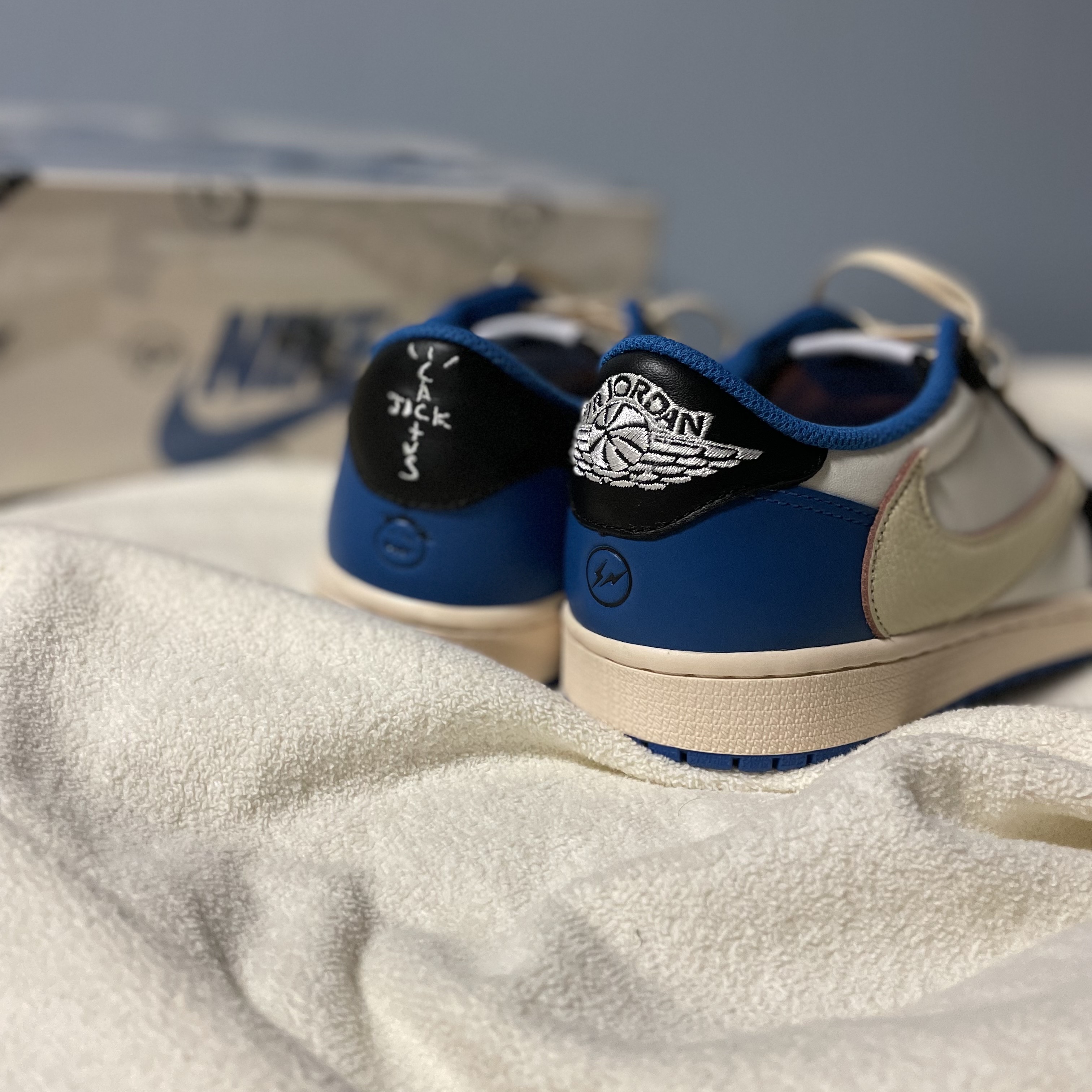 Jordan 1 x Travis Scott x Fragment Retro Low OG SP Military Blue, Jordan 1 x Travis Scott Retro High OG SP Mocha 착용 스타일 - 3