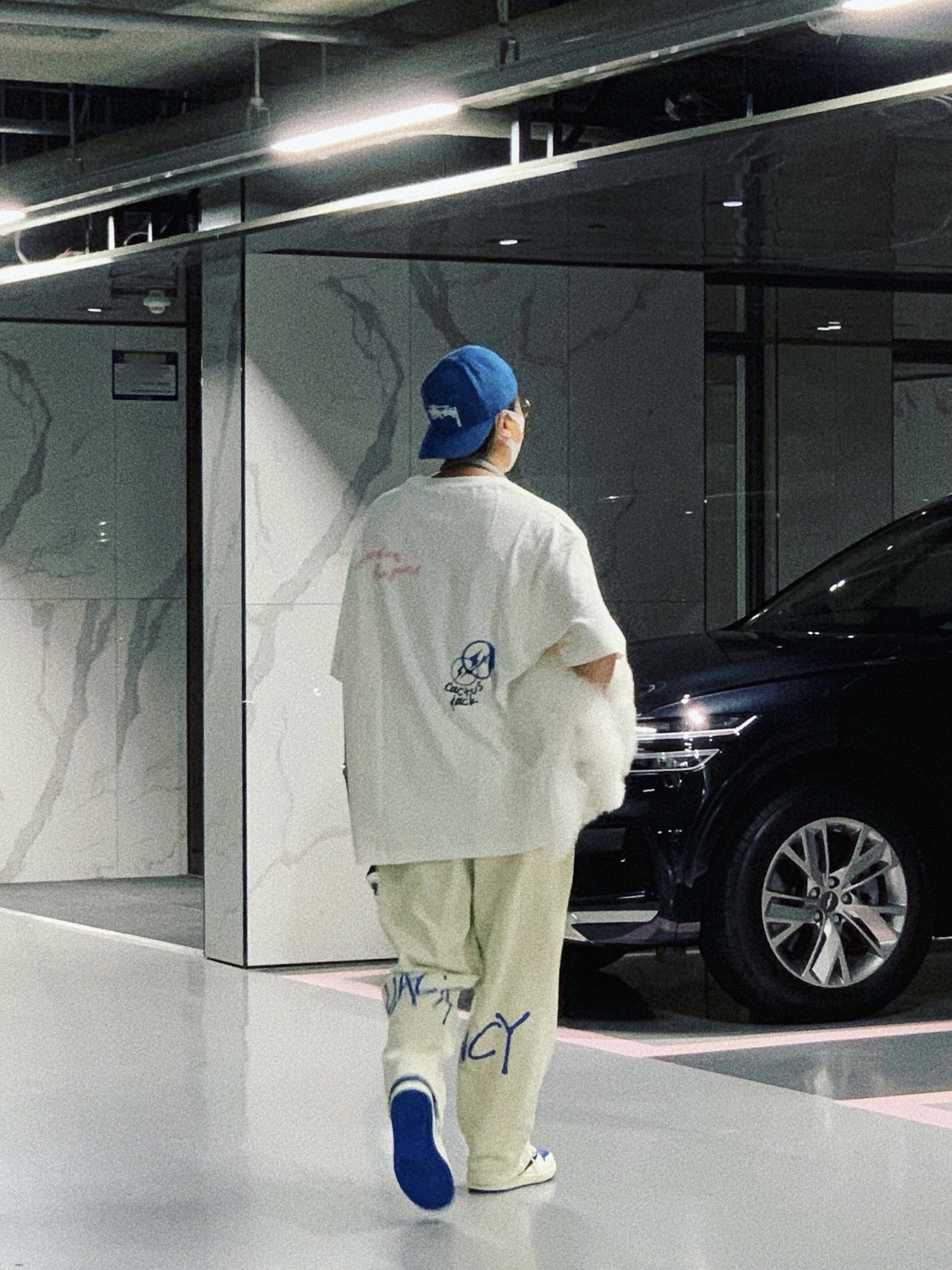 Jordan x Travis Scott x Fragment T-Shirt Sail (DJ0619-133), Jordan 1 x Travis Scott x Fragment Retro High OG SP Military Blue 착용 스타일 - 1