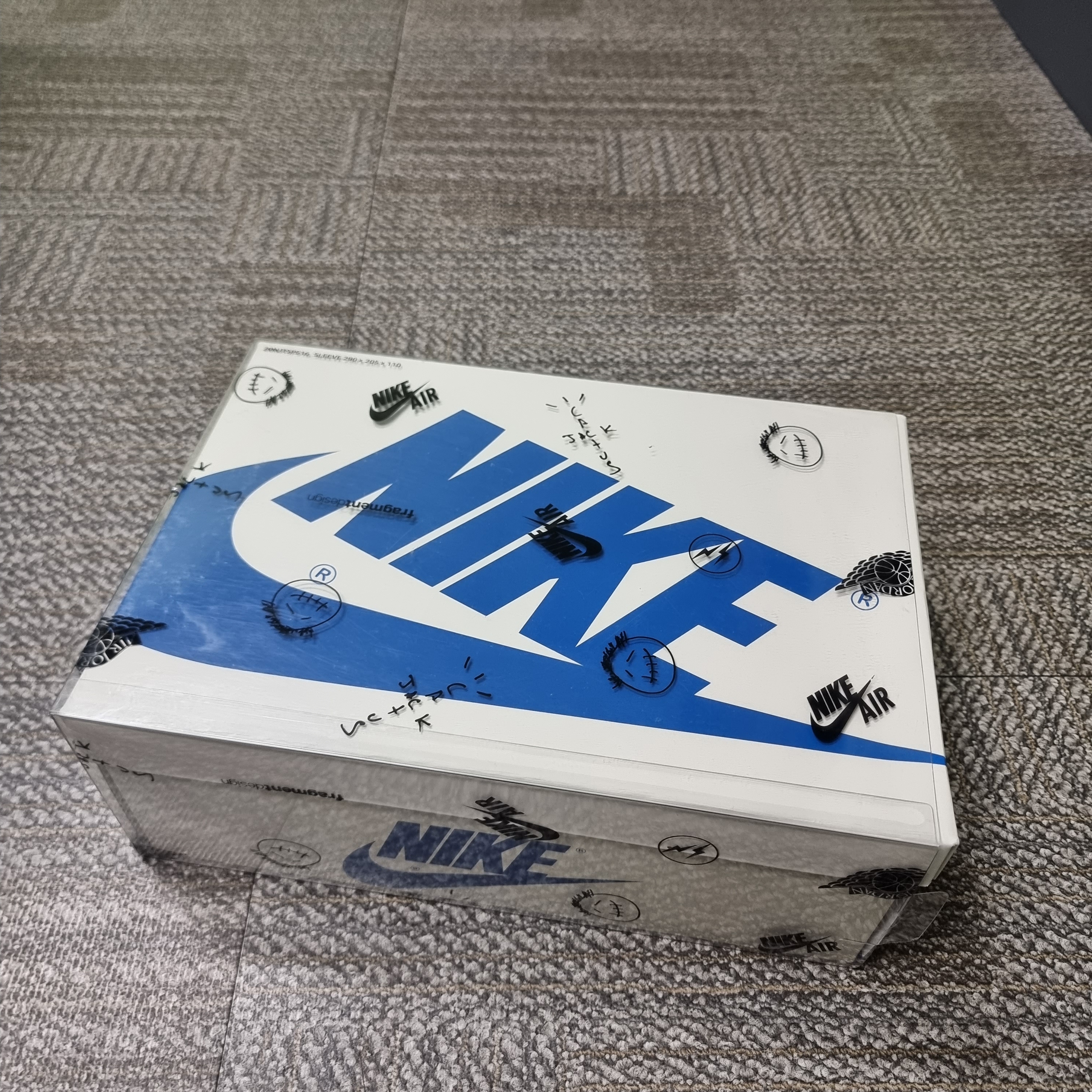 Jordan 1 x Travis Scott x Fragment Retro Low OG SP Military Blue, Nike x Sacai VaporWaffle Royal Fuchsia 착용 스타일 - 3
