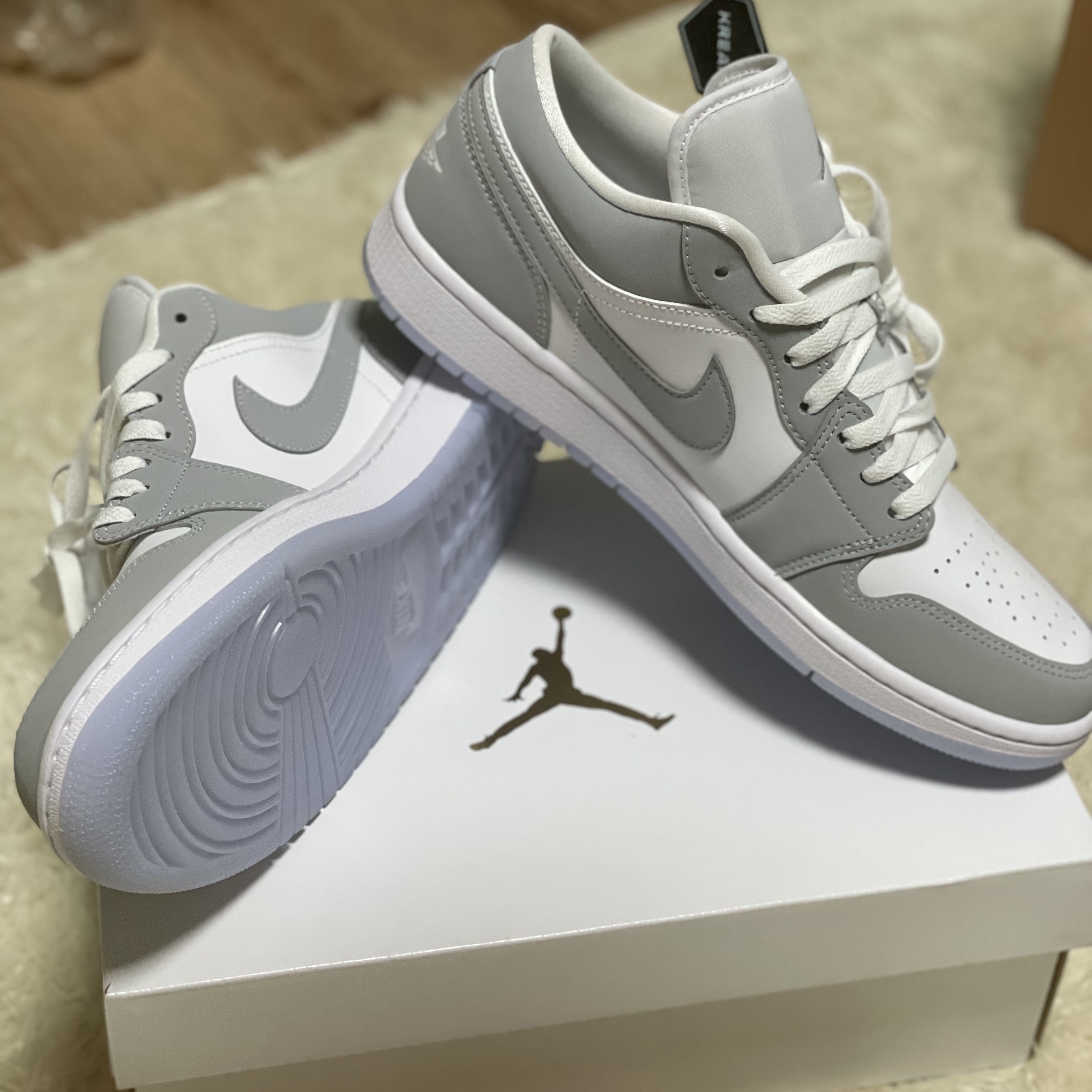 (W) Jordan 1 Low White Wolf Grey 착용 스타일 - 1