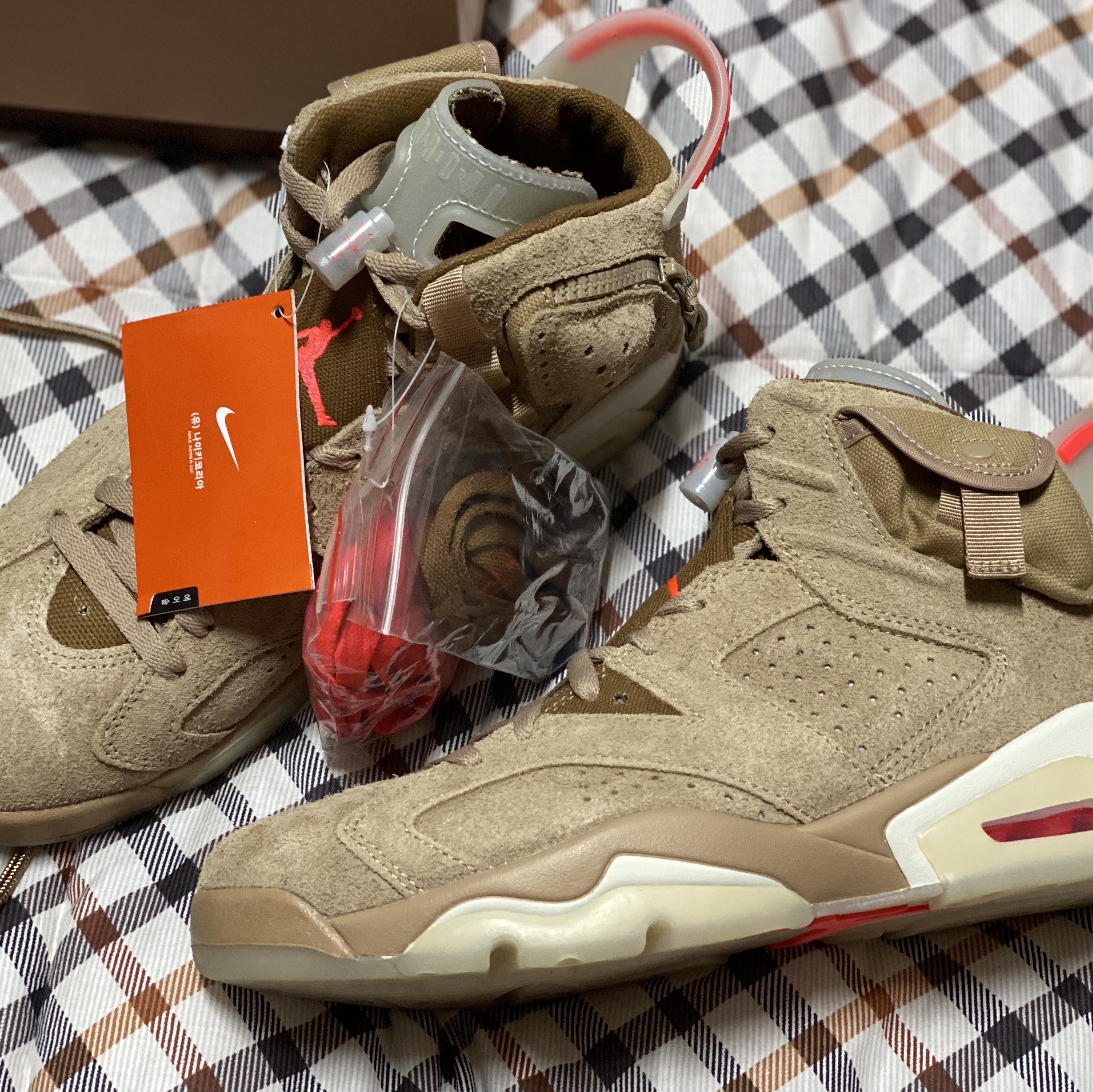 Jordan 6 x Travis Scott Retro SP British Khaki 착용 스타일 - 4