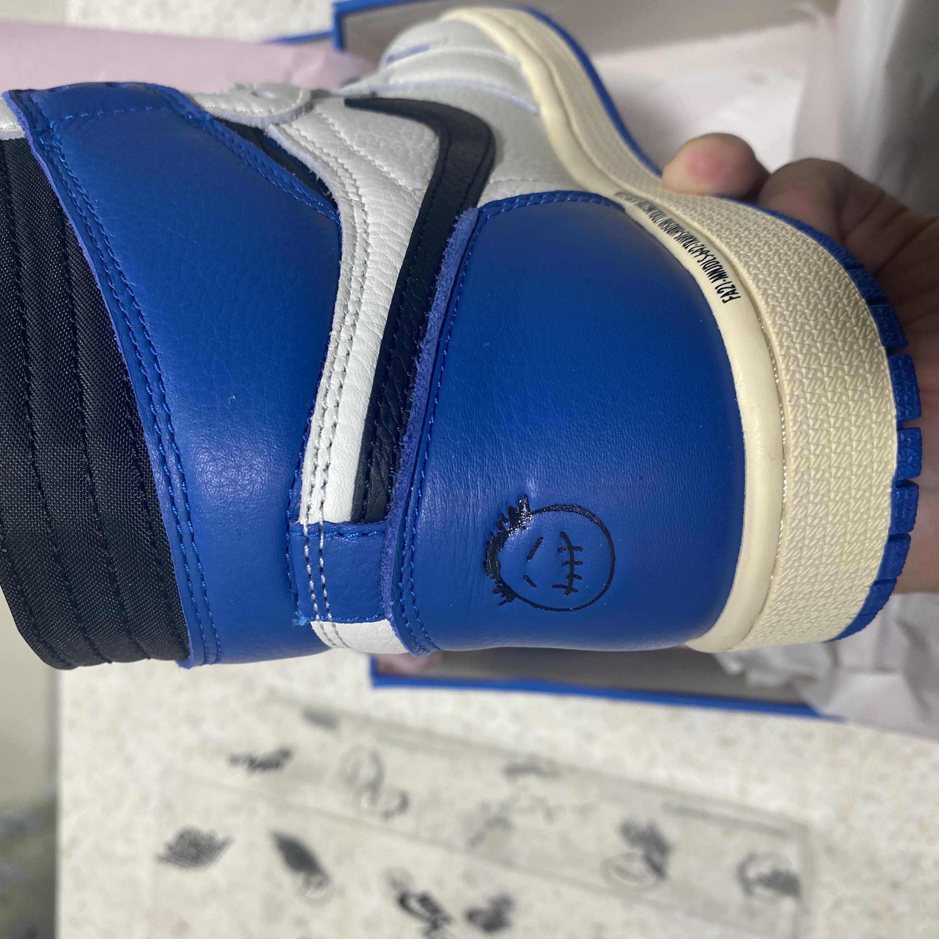 Jordan 1 x Travis Scott x Fragment Retro High OG SP Military Blue 착용 스타일 - 4