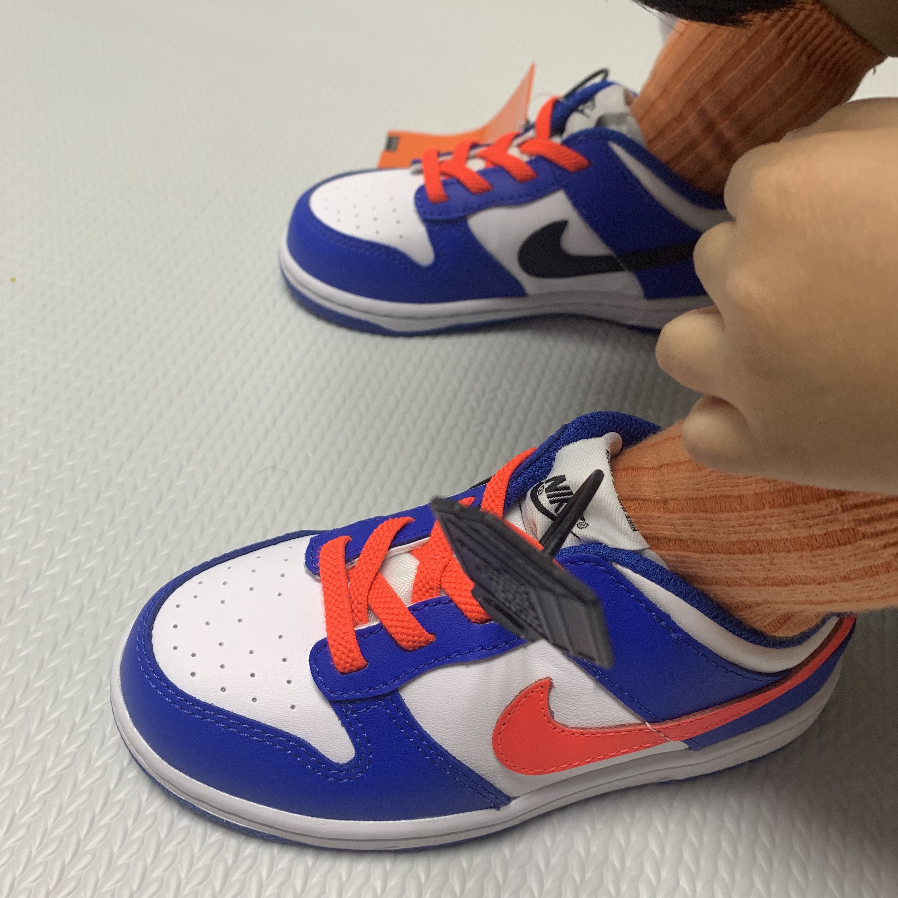 (TD) Nike Dunk Low Bright Crimson Game Royal 착용 스타일 - 1