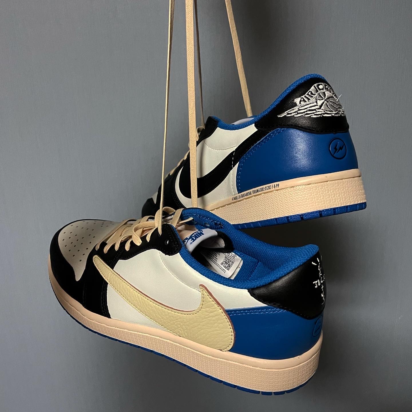 Jordan 1 x Travis Scott x Fragment Retro Low OG SP Military Blue, Jordan 1 x Travis Scott Retro High OG SP Mocha 착용 스타일 - 1