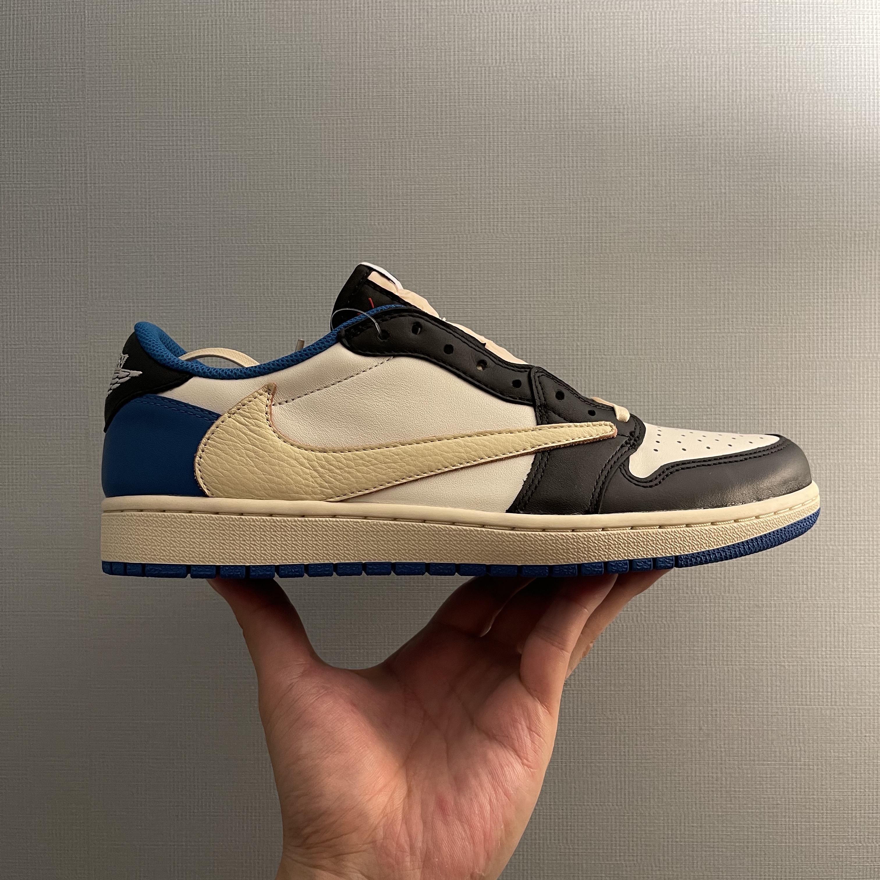 Jordan 1 x Travis Scott x Fragment Retro Low OG SP Military Blue 착용 스타일 - 1