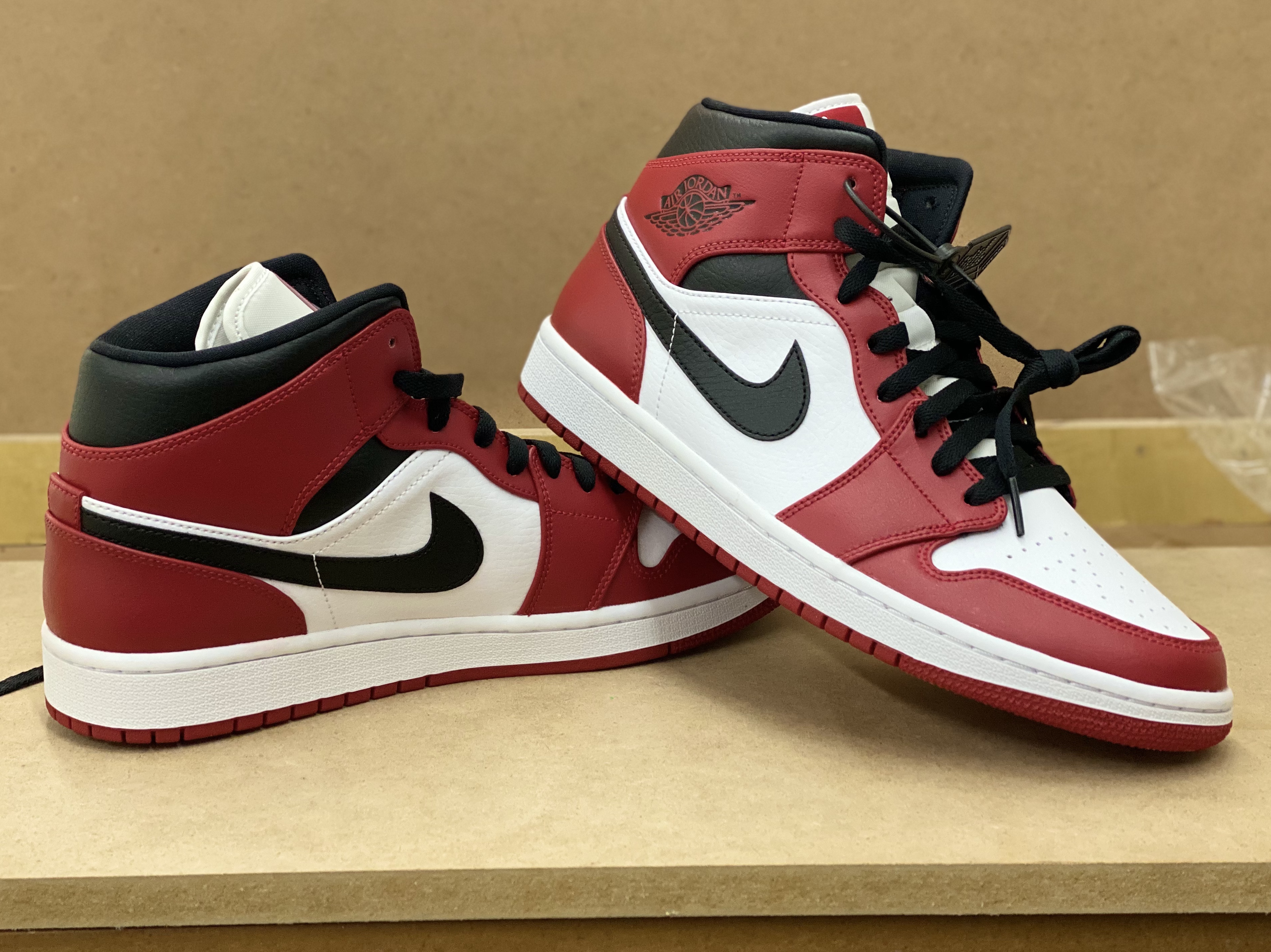 Jordan 1 Mid Chicago 2020 착용 스타일 - 1