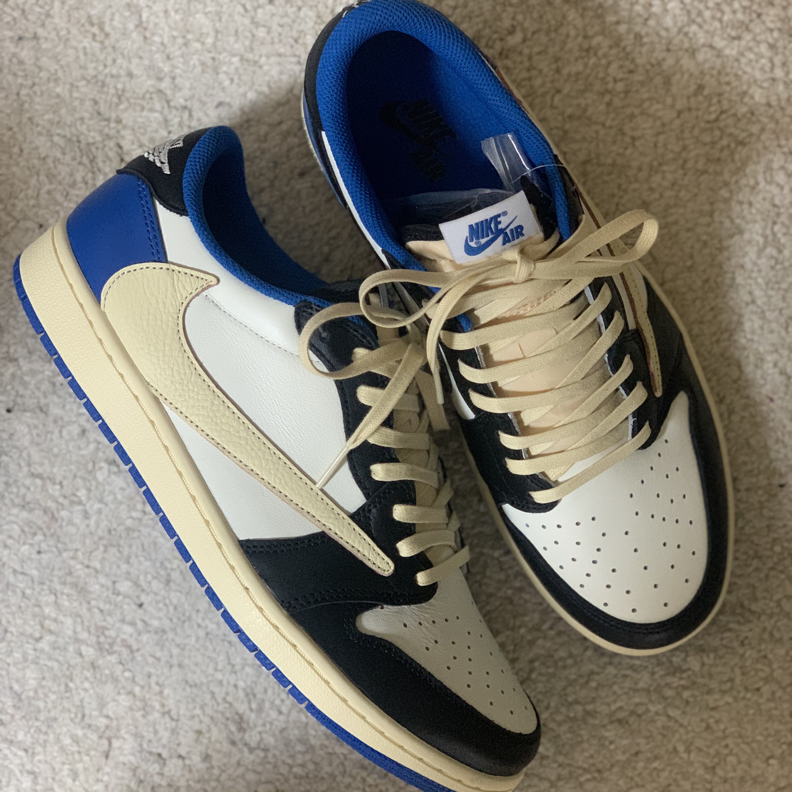 Jordan 1 x Travis Scott x Fragment Retro Low OG SP Military Blue 착용 스타일 - 1