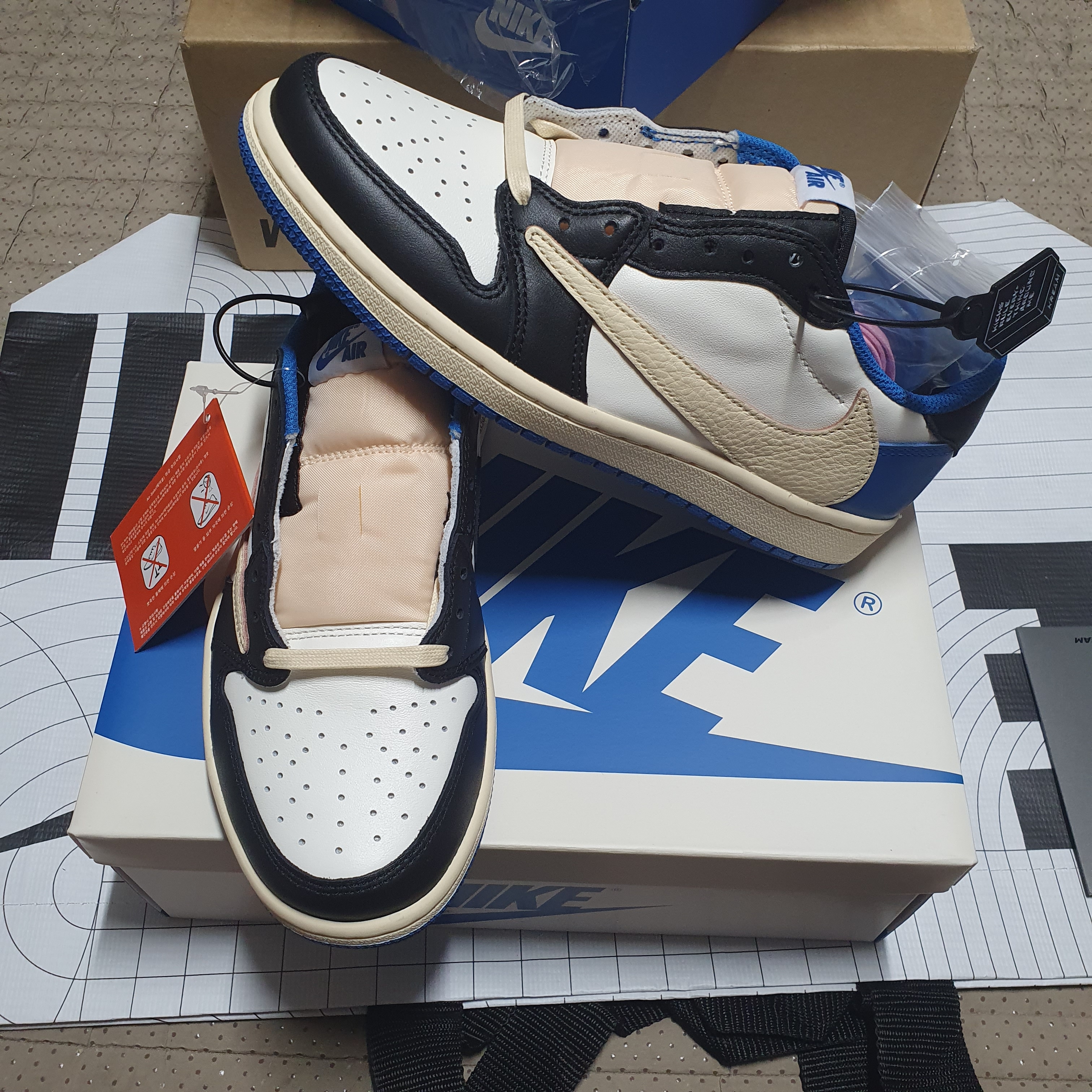 Jordan 1 x Travis Scott x Fragment Retro Low OG SP Military Blue 착용 스타일 - 1