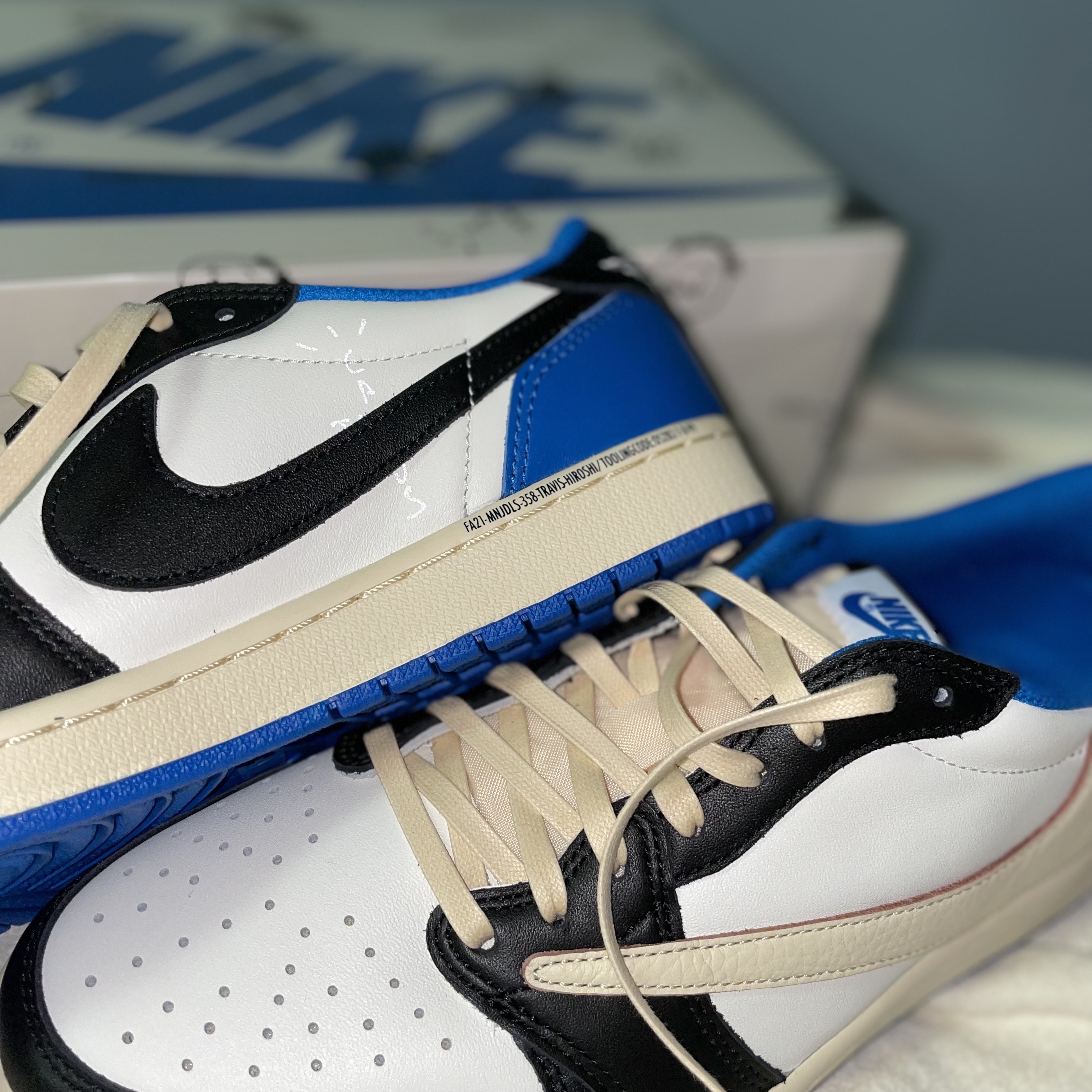 Jordan 1 x Travis Scott x Fragment Retro Low OG SP Military Blue, Jordan 1 x Travis Scott Retro High OG SP Mocha 착용 스타일 - 4