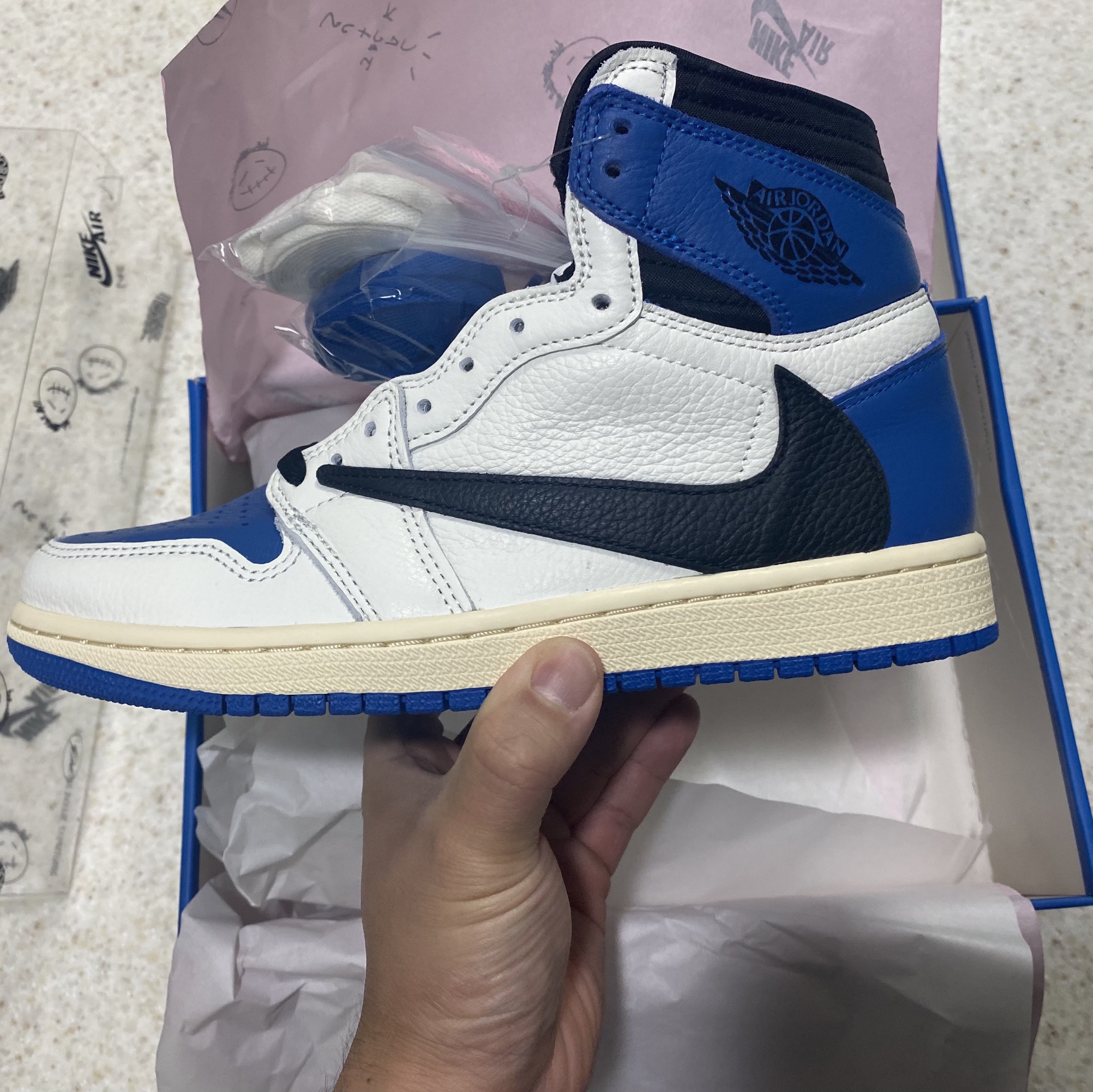 Jordan 1 x Travis Scott x Fragment Retro High OG SP Military Blue 착용 스타일 - 3